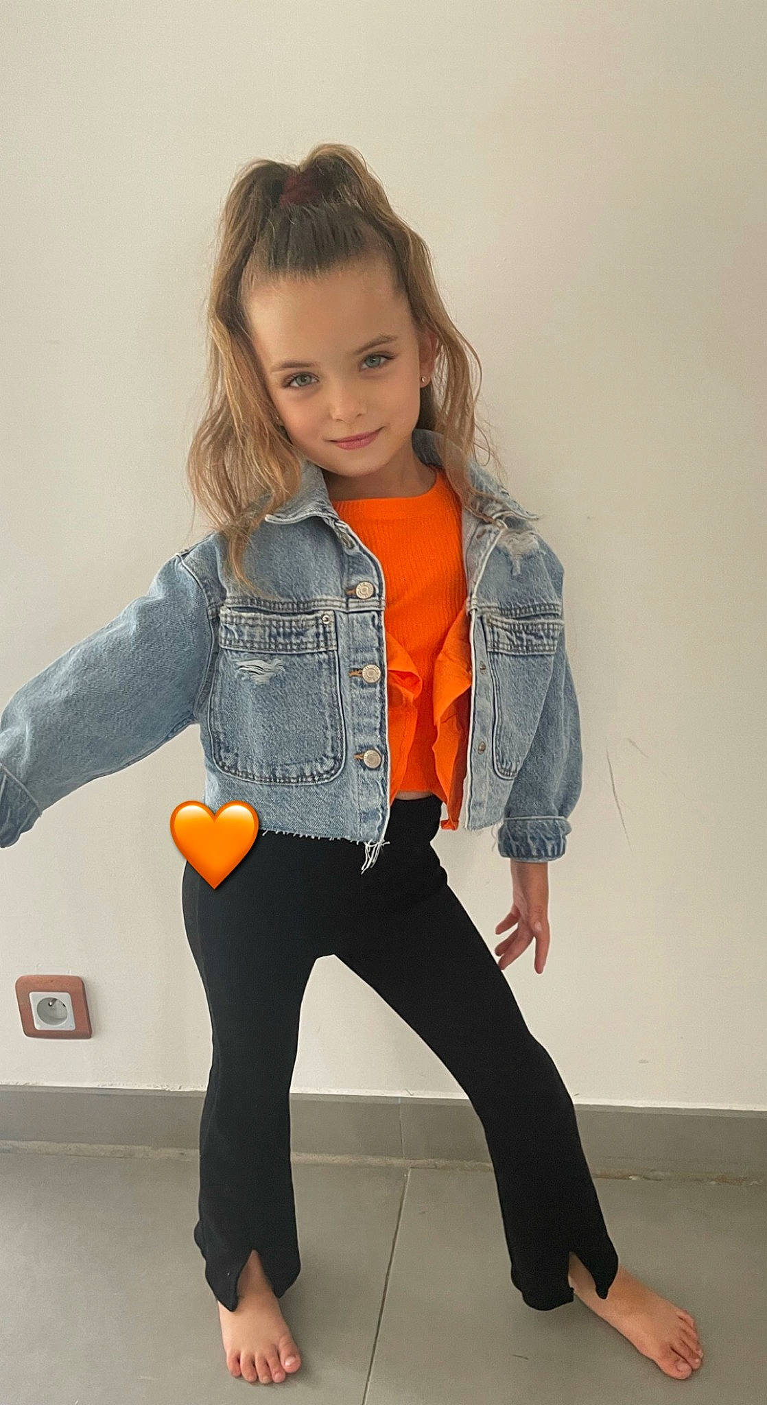 Myla participe au concours pour gagner de l'argent avec cette photo : baby_toddler_clothing, blazer, collar, denim, facial_expression, hair, hairstyle, joint, joy, knee, leg, neck, orange, person, shoulder, sleeve, smile, sportswear, t_shirt, textile