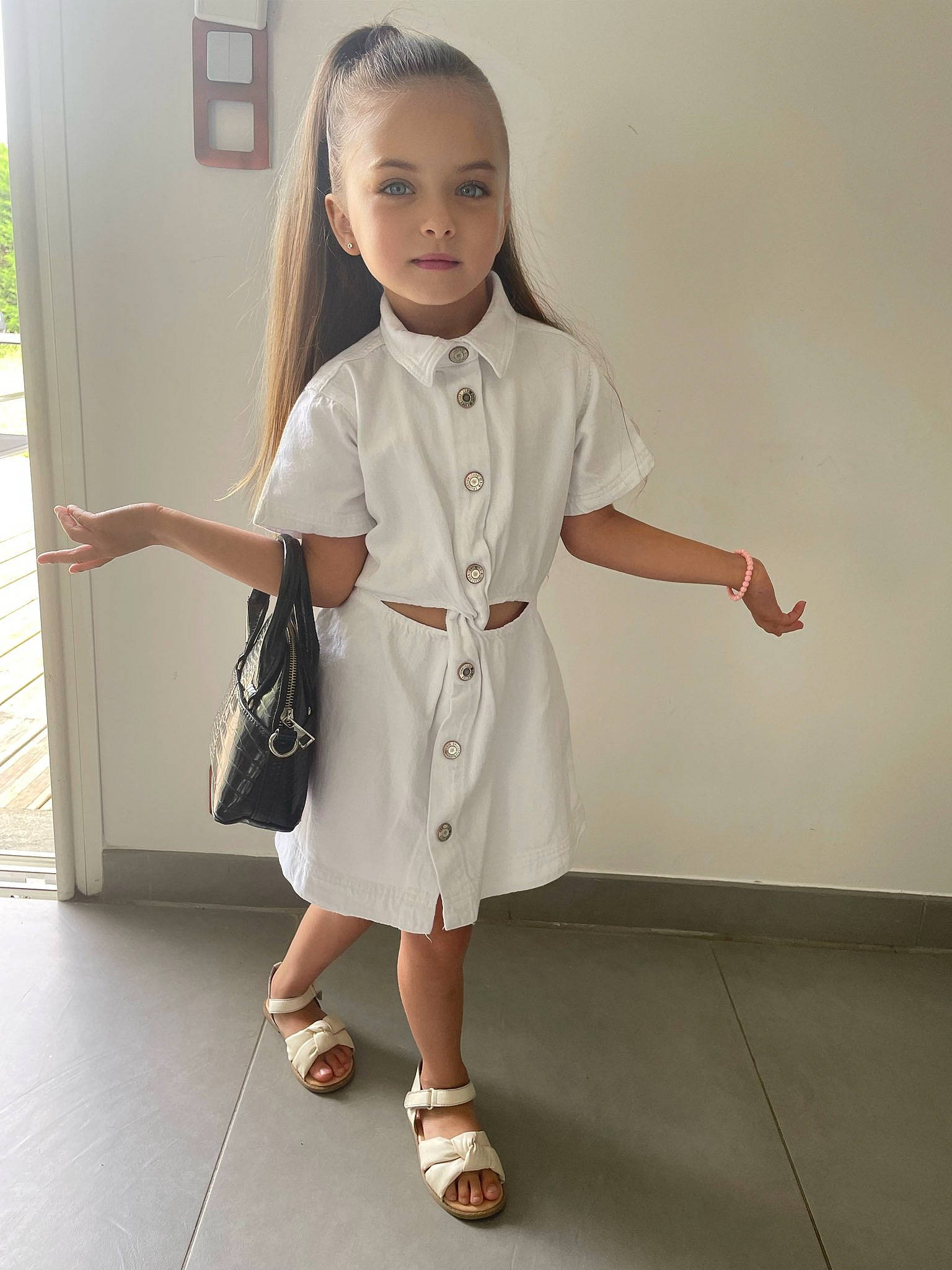 Myla a rejoint le concours — aidez-le/la à gagner de superbes lots ! blazer, blond, collar, day_dress, dress_shirt, eyewear, fashion_design, fashion_model, formal_wear, human_leg, joint, knee, neck, one_piece_garment, pattern, person, shoe, sleeve, thigh, trunk