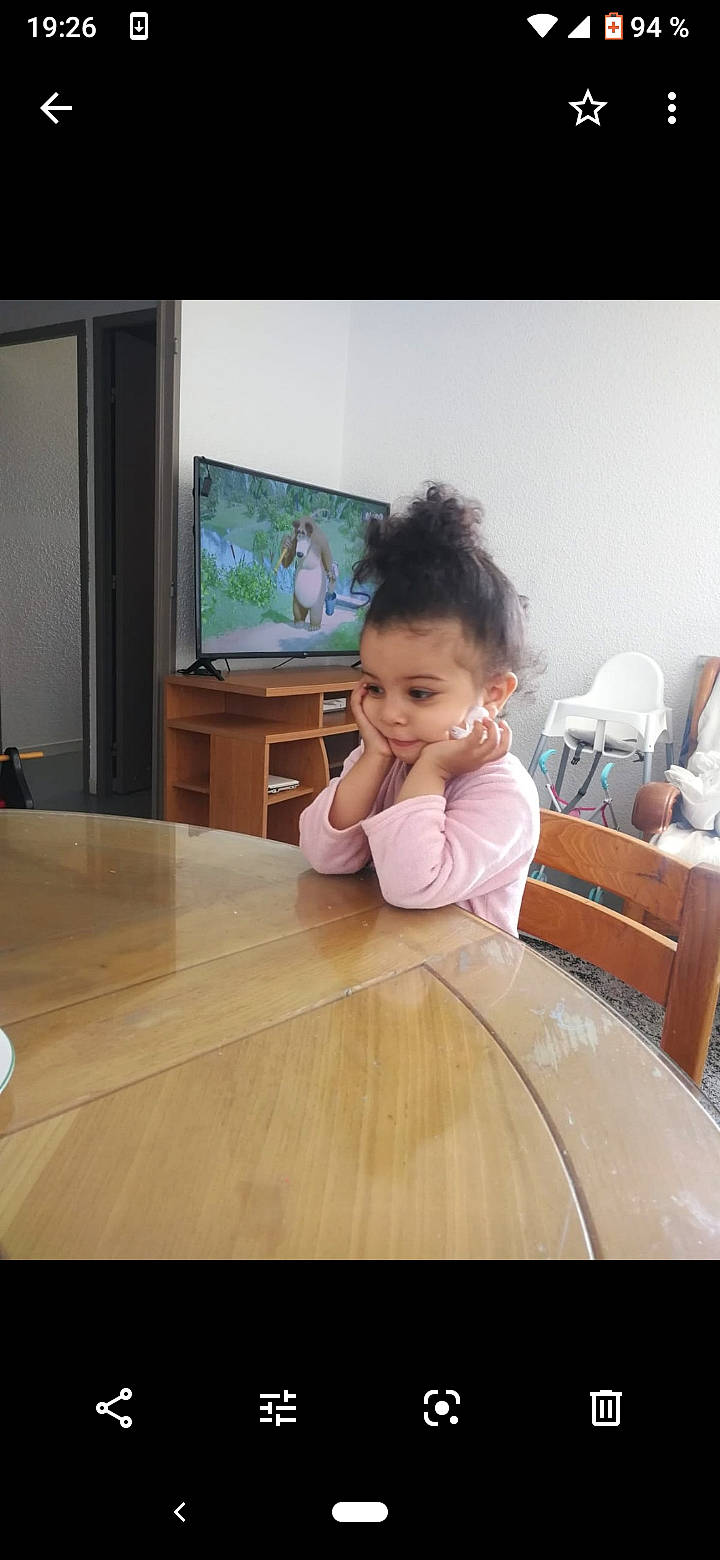 Marwa a rejoint le concours — aidez-le/la à gagner de superbes lots ! baby, baby_toddler_clothing, child, display_device, entertainment_center, flat_panel_display, flooring, furniture, hardwood, person, plywood, room, table, television, television_accessory, television_set, toddler, varnish, wood, wood_flooring