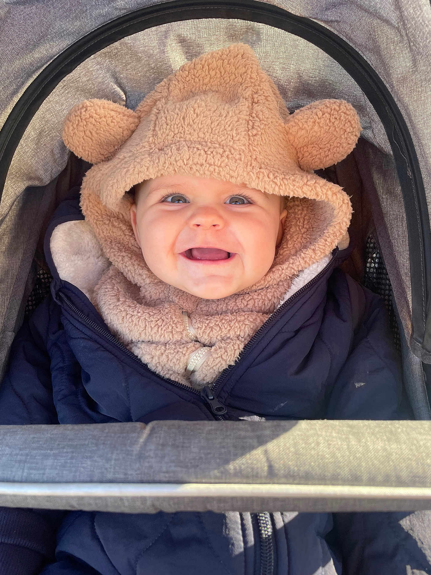 Marius a rejoint le concours — aidez-le/la à gagner de superbes lots ! baby, child, smile, hoodie, teddy_bear_ears, jacket, stroller, outdoor, happy, face, infant, cute, warm_clothing, baby_clothes, portrait, person, baby_boy, cozy, daylight, closeup