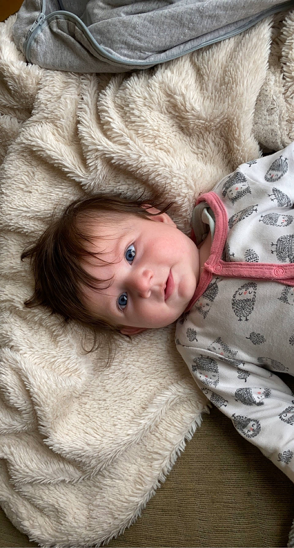 Elora a rejoint le concours — aidez-le/la à gagner de superbes lots ! cheek, comfort, eye, eyebrow, grass, grey, hair, human_body, iris, linens, lip, mammal, nose, outerwear, people, person, skin, sleeve, toddler, white