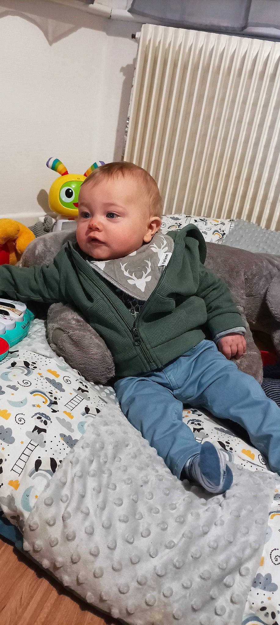 Raphaël participe au concours pour gagner de l'argent avec cette photo : baby, baby_toddler_clothing, cheek, child, comfort, face, flooring, fun, happy, iris, linens, person, play, room, sitting, skin, sleeve, toddler, toy, vacation