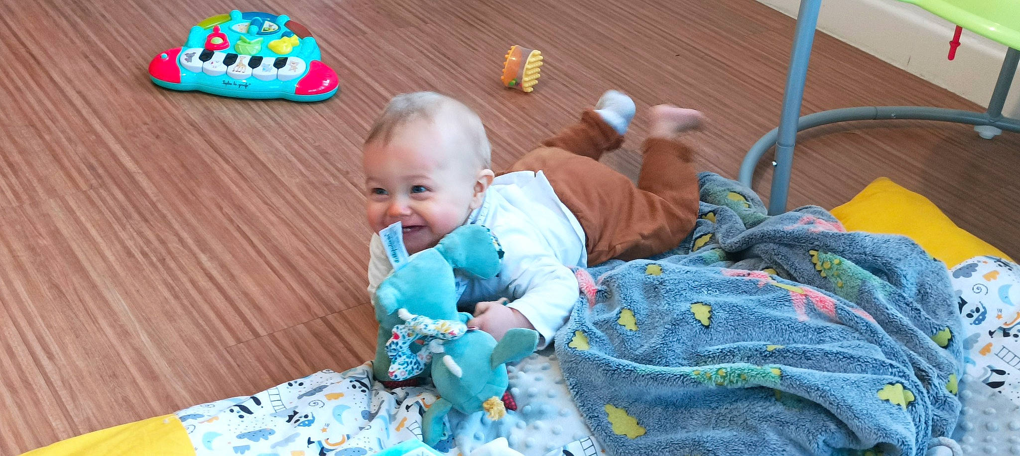 Raphaël participe au concours pour gagner de l'argent avec cette photo : baby, baby_toddler_clothing, cheek, child, event, fun, grass, green, happy, joy, lap, leisure, mammal, person, room, sitting, skin, smile, toddler, toy