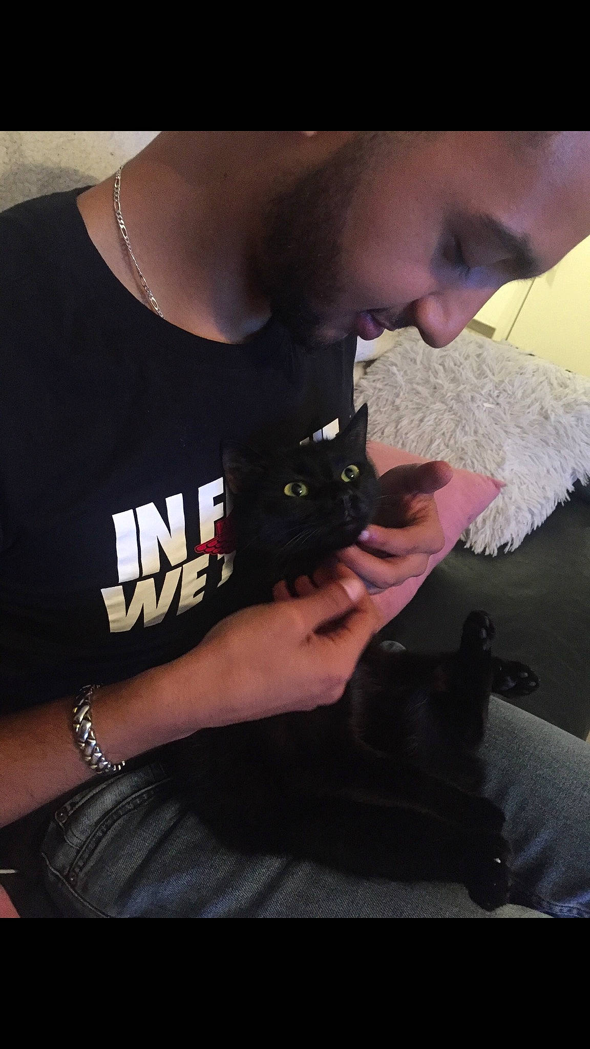 Biggie a rejoint le concours — aidez-le/la à gagner de superbes lots ! arm, cool, ear, fashion, fashion_accessory, hand, lip, nail, neck, photography, selfie, t_shirt, top, wrist