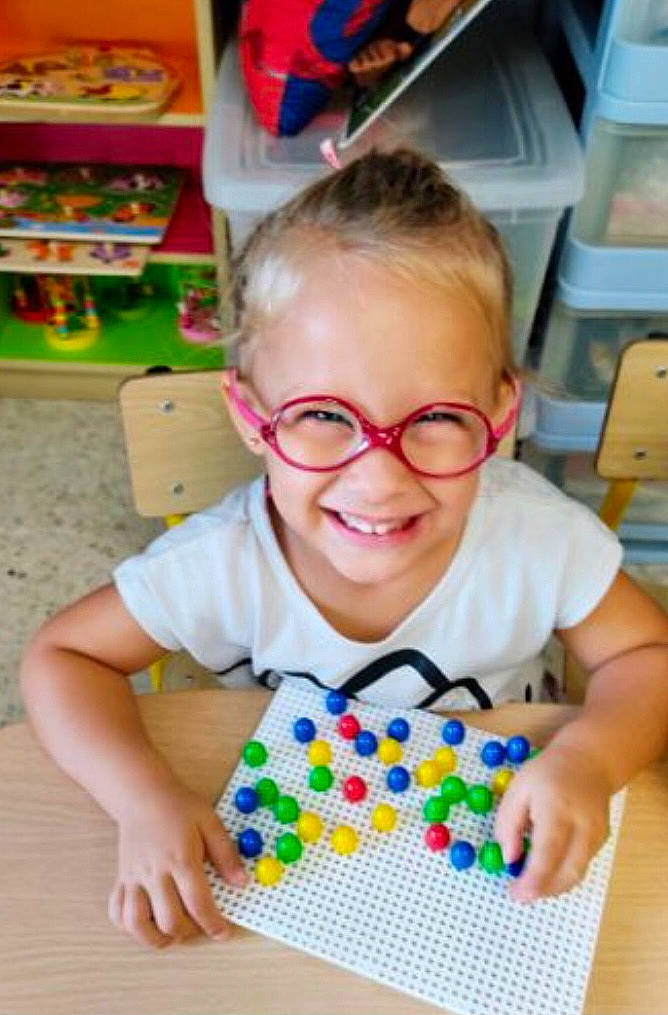 Cylia a rejoint le concours — aidez-le/la à gagner de superbes lots ! baby_playing_with_toys, child, eyewear, facial_expression, fun, glasses, happy, joy, leisure, party, person, play, product, room, shelf, smile, summer, sweetness, t_shirt, toddler
