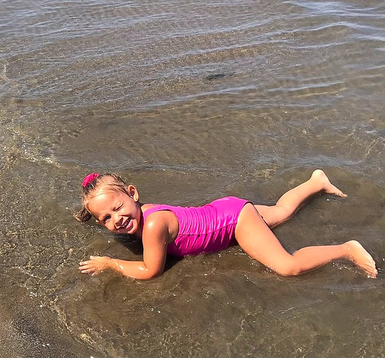Cylia a rejoint le concours — aidez-le/la à gagner de superbes lots ! barefoot, beach, blond, fun, happy, headgear, human_leg, knee, lake, leisure, people_in_nature, people_on_beach, person, pink, recreation, sand, swimwear, thigh, toddler, water