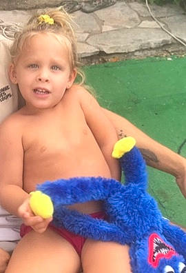 Cylia a rejoint le concours — aidez-le/la à gagner de superbes lots ! abdomen, baby, baby_products, barechested, bathing, chest, child, electric_blue, finger, fun, human_leg, leisure, muscle, person, smile, thigh, thumb, toddler, toy, trunk