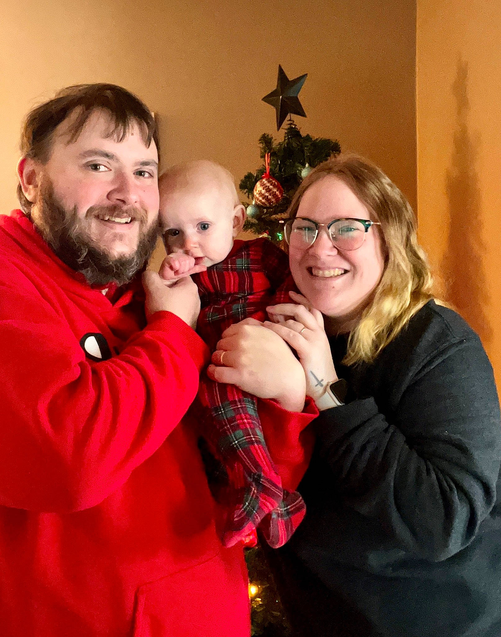 Alanah is registered to the contest to win money with this photo: beard, christmas, christmas_decoration, christmas_eve, christmas_ornament, christmas_tree, comfort, event, face, fun, hairstyle, happy, holiday, holiday_ornament, human_body, joy, lap, person, shoulder, smile