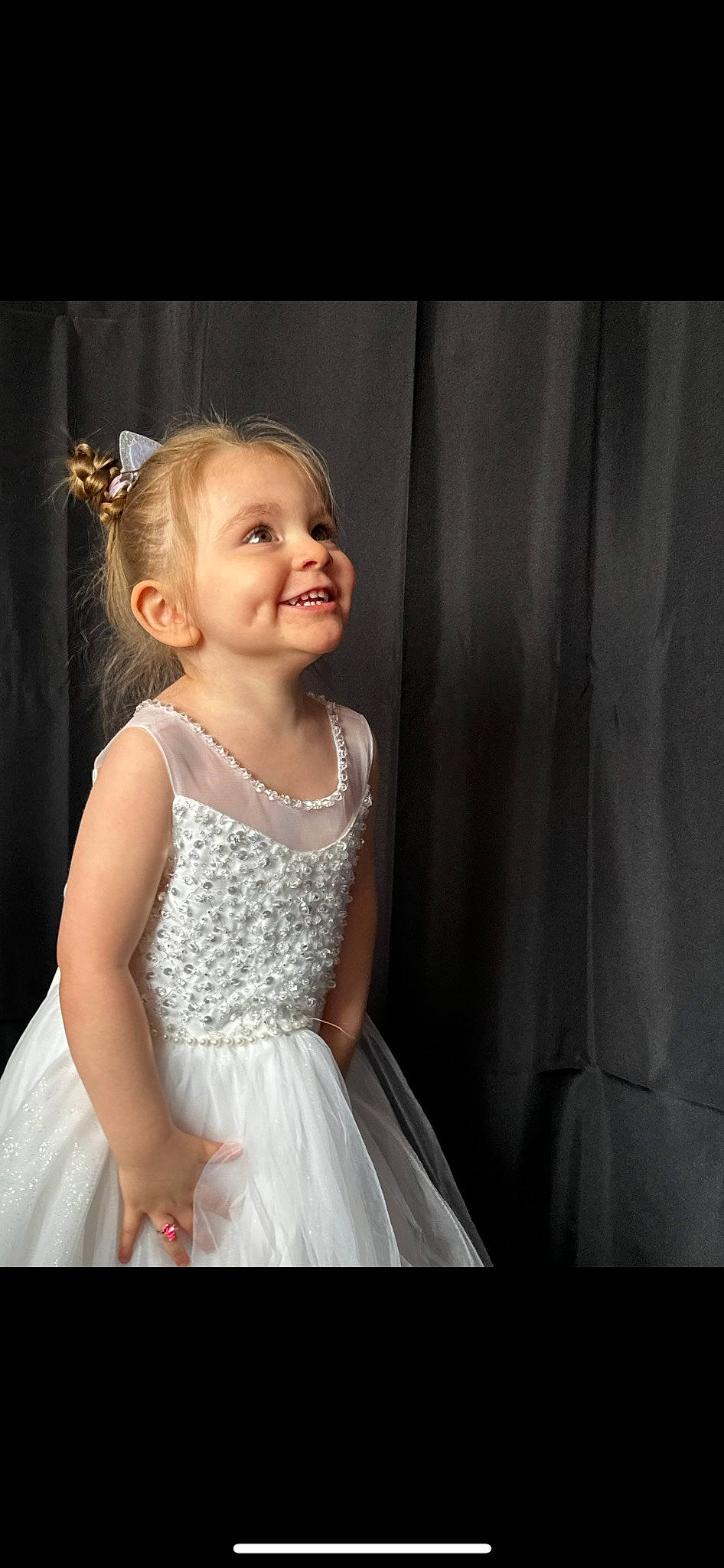 Daya a rejoint le concours — aidez-le/la à gagner de superbes lots ! arm, bridal_accessory, bridal_clothing, bridal_party_dress, dress, embellishment, eye, flash_photography, formal_wear, gown, happy, headpiece, iris, joy, long_hair, person, shoulder, skin, sleeve, smile