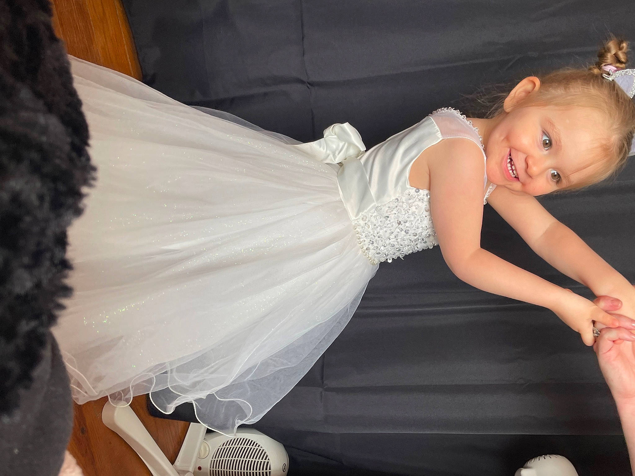 Daya a rejoint le concours — aidez-le/la à gagner de superbes lots ! bridal_clothing, bridal_party_dress, bridal_veil, dress, embellishment, eye, fashion, flash_photography, formal_wear, gown, happy, headpiece, human_body, joint, joy, leg, person, pink, shoulder, smile