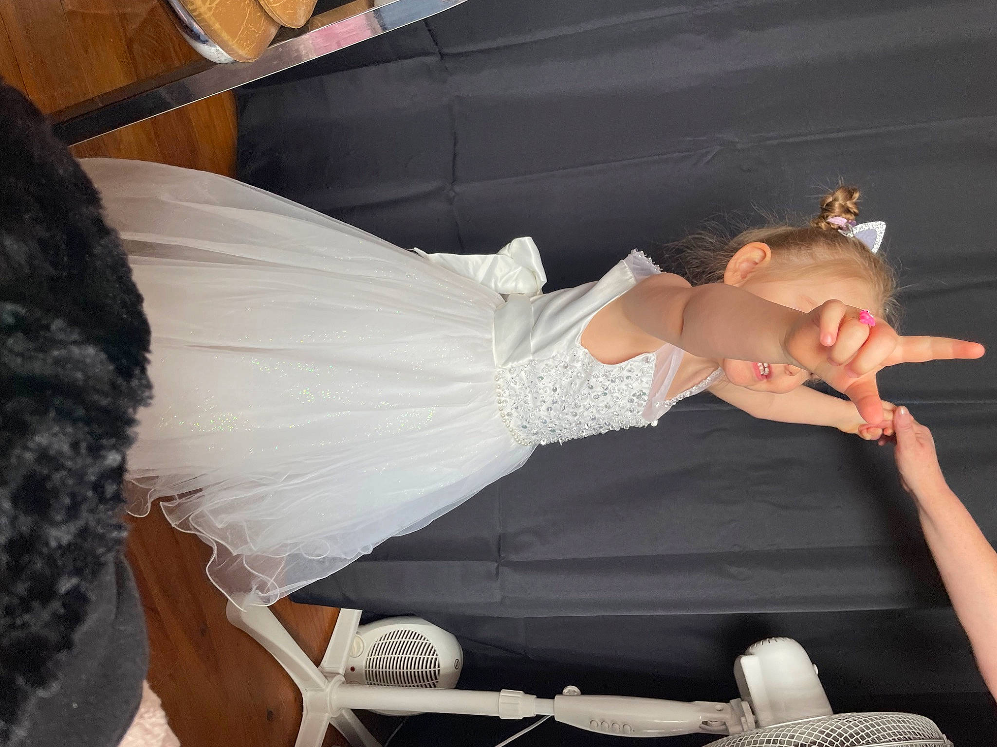 Daya a rejoint le concours — aidez-le/la à gagner de superbes lots ! bridal_accessory, bridal_clothing, bridal_party_dress, bridal_veil, bride, dress, event, fashion_design, flash_photography, formal_wear, gown, hairstyle, haute_couture, human_body, human_leg, leg, long_hair, person, thigh, veil