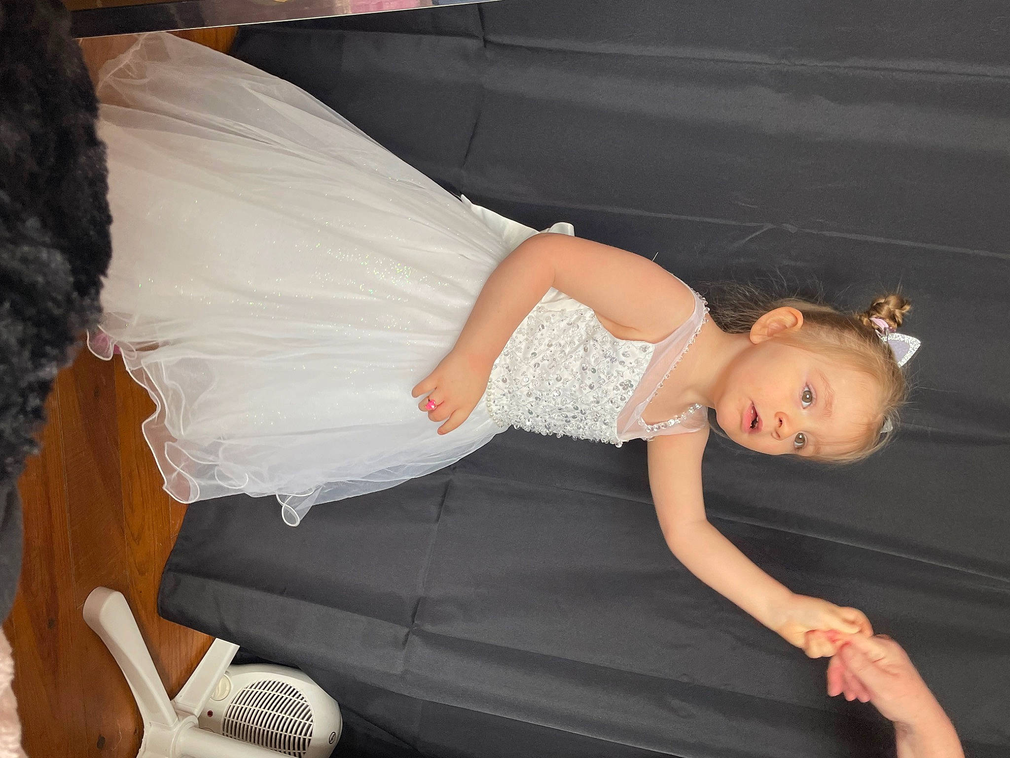 Daya a rejoint le concours — aidez-le/la à gagner de superbes lots ! bridal_accessory, bridal_clothing, bridal_party_dress, bride, dress, event, flash_photography, formal_wear, gown, hairstyle, happy, human_body, human_leg, joint, long_hair, person, shoulder, smile, surprise, textile