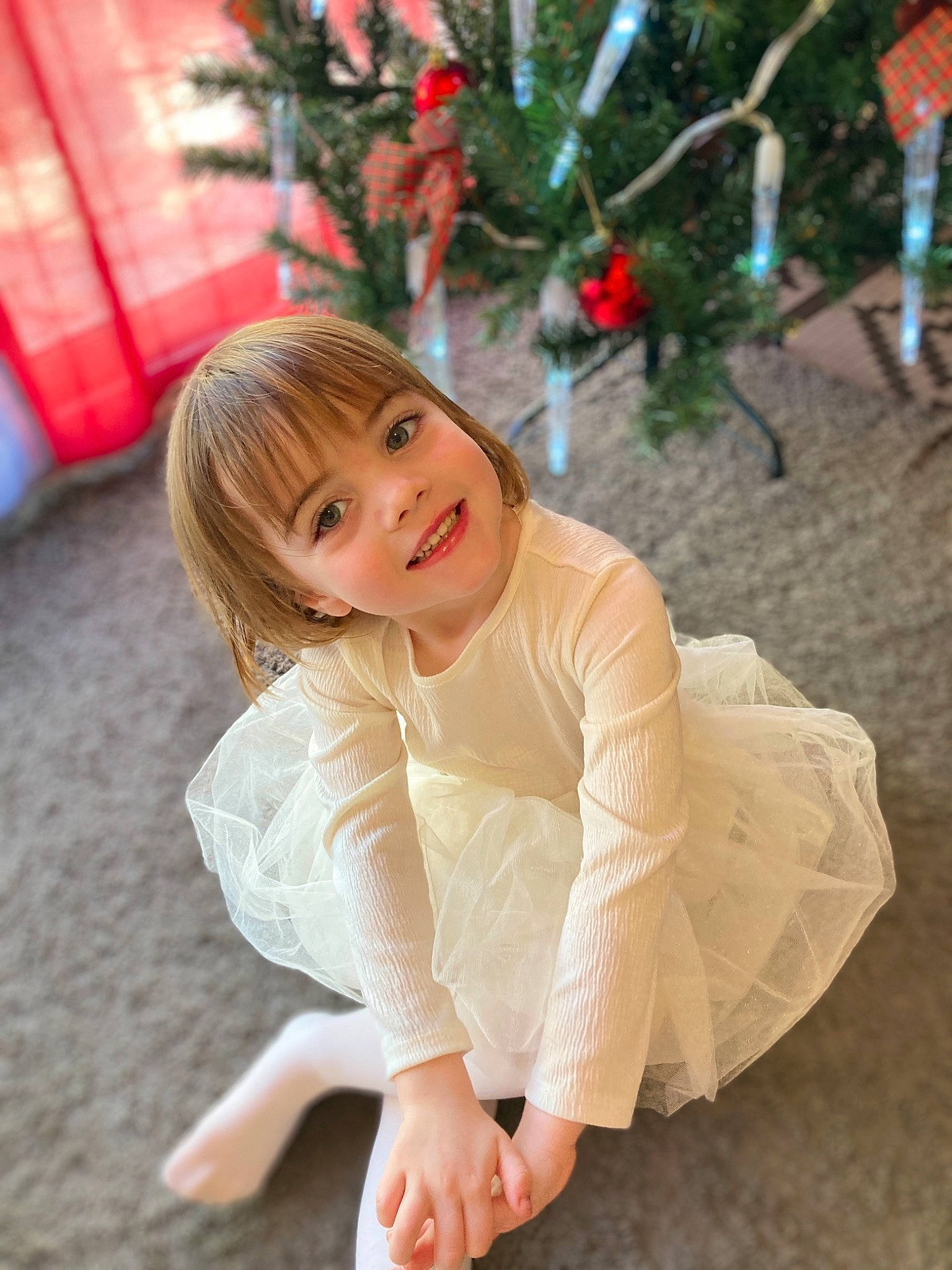 Elisa participe au concours pour gagner de l'argent avec cette photo : brown_hair, child_model, embellishment, eye, flash_photography, joy, mouth, nose, person, photo_shoot, pink, portrait_photography