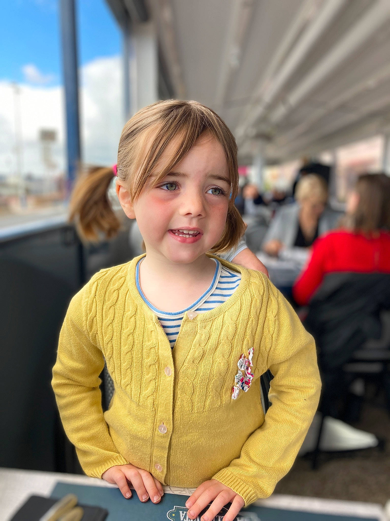 Elisa a rejoint le concours — aidez-le/la à gagner de superbes lots ! child, cloud, computer_keyboard, daytime, desk, event, fun, gadget, hairstyle, happy, joy, leisure, necklace, office_supplies, person, recreation, sitting, sky, t_shirt, table