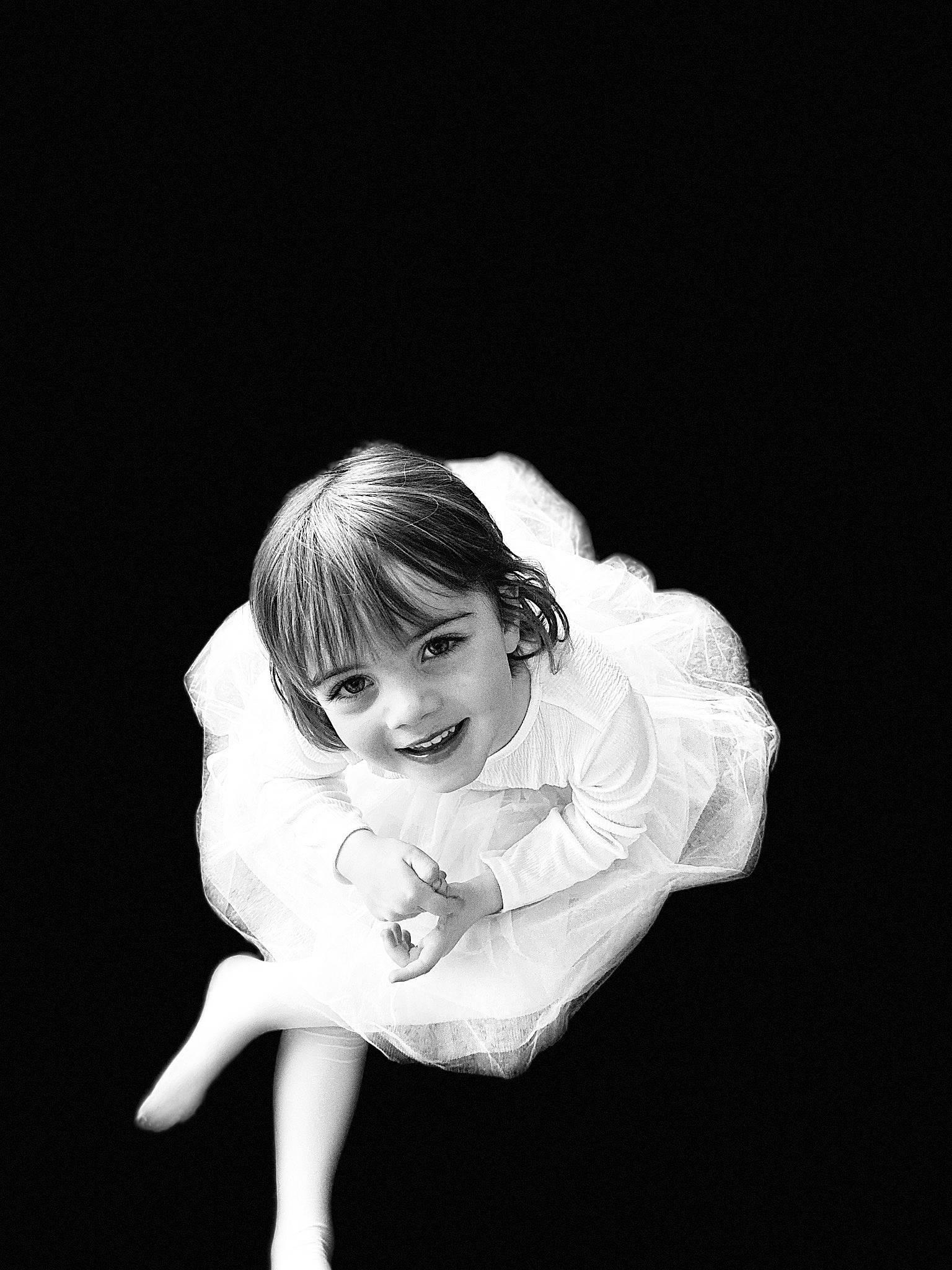 Elisa participe au concours pour gagner de l'argent avec cette photo : baby, baby_toddler_clothing, black_and_white, child, child_model, embellishment, flash_photography, monochrome, monochrome_photography, person, photo_shoot, photography, portrait, portrait_photography, stock_photography, style, toddler