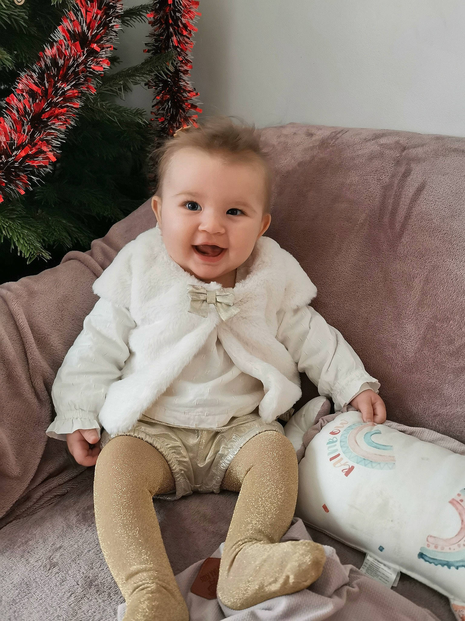 Cassie a rejoint le concours — aidez-le/la à gagner de superbes lots ! baby, baby_toddler_clothing, child, comfort, couch, event, face, flash_photography, happy, head, human_leg, knee, leg, person, sitting, skin, sleeve, smile, standing, thigh
