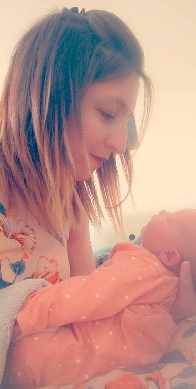 Lilou a rejoint le concours — aidez-le/la à gagner de superbes lots ! chest, dress, eyelash, finger, gesture, hair, happy, human_leg, jewellery, joint, layered_hair, lip, long_hair, mouth, nail, neck, nose, person, shoulder, skin