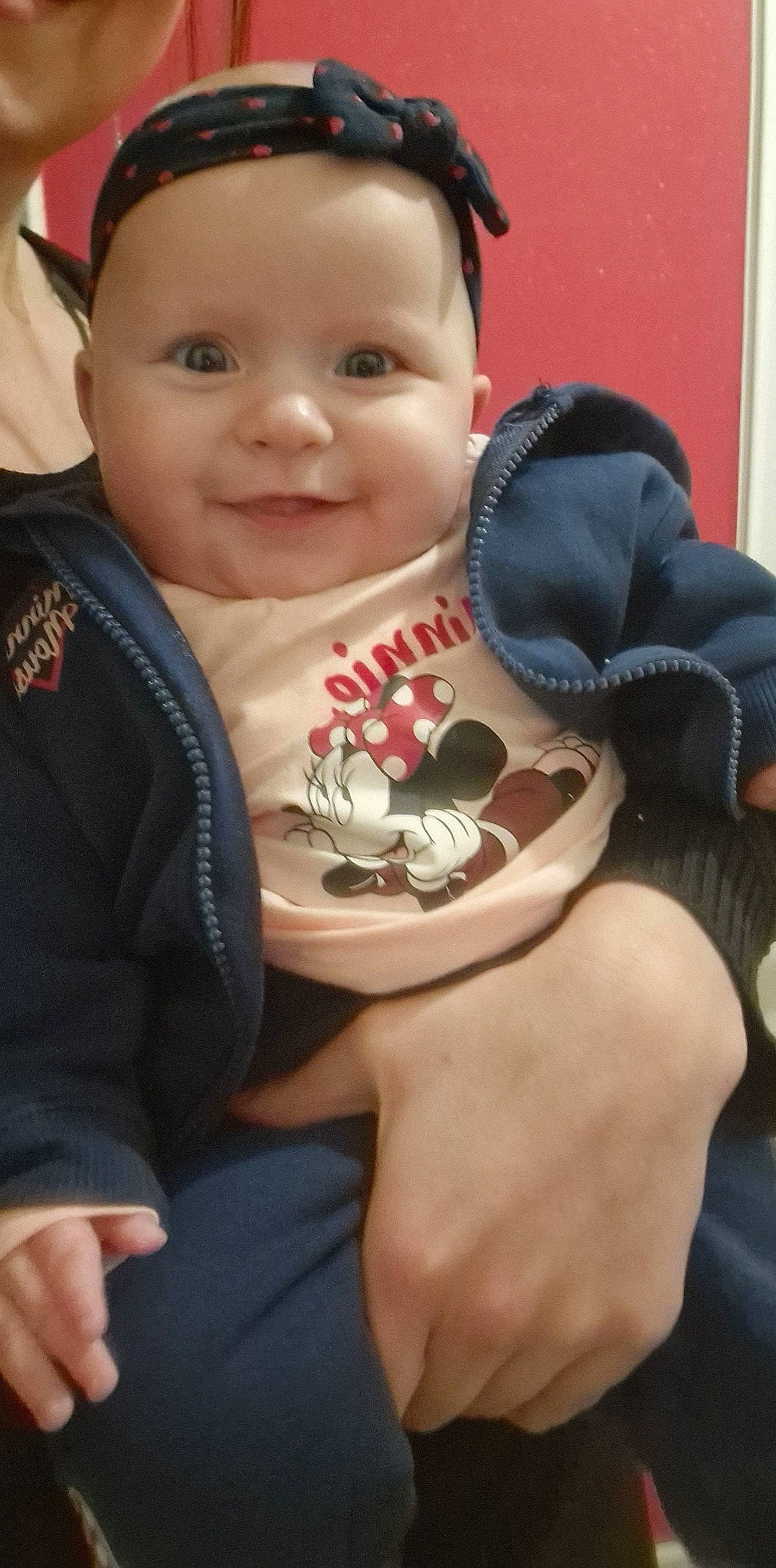 Lilou a rejoint le concours — aidez-le/la à gagner de superbes lots ! baby, baby_products, baby_toddler_clothing, cheek, child, chin, eye, finger, happy, head, human_leg, iris, joy, nail, person, sitting, skin, sleeve, smile, thumb