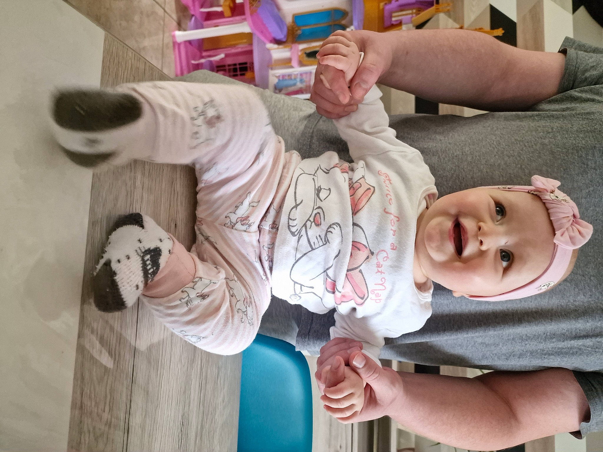 Lilou a rejoint le concours — aidez-le/la à gagner de superbes lots ! arm, baby, baby_products, baby_toddler_clothing, cheek, child, comfort, fun, hand, happy, hat, headwear, person, room, sitting, skin, sleeve, smile, toddler, wood