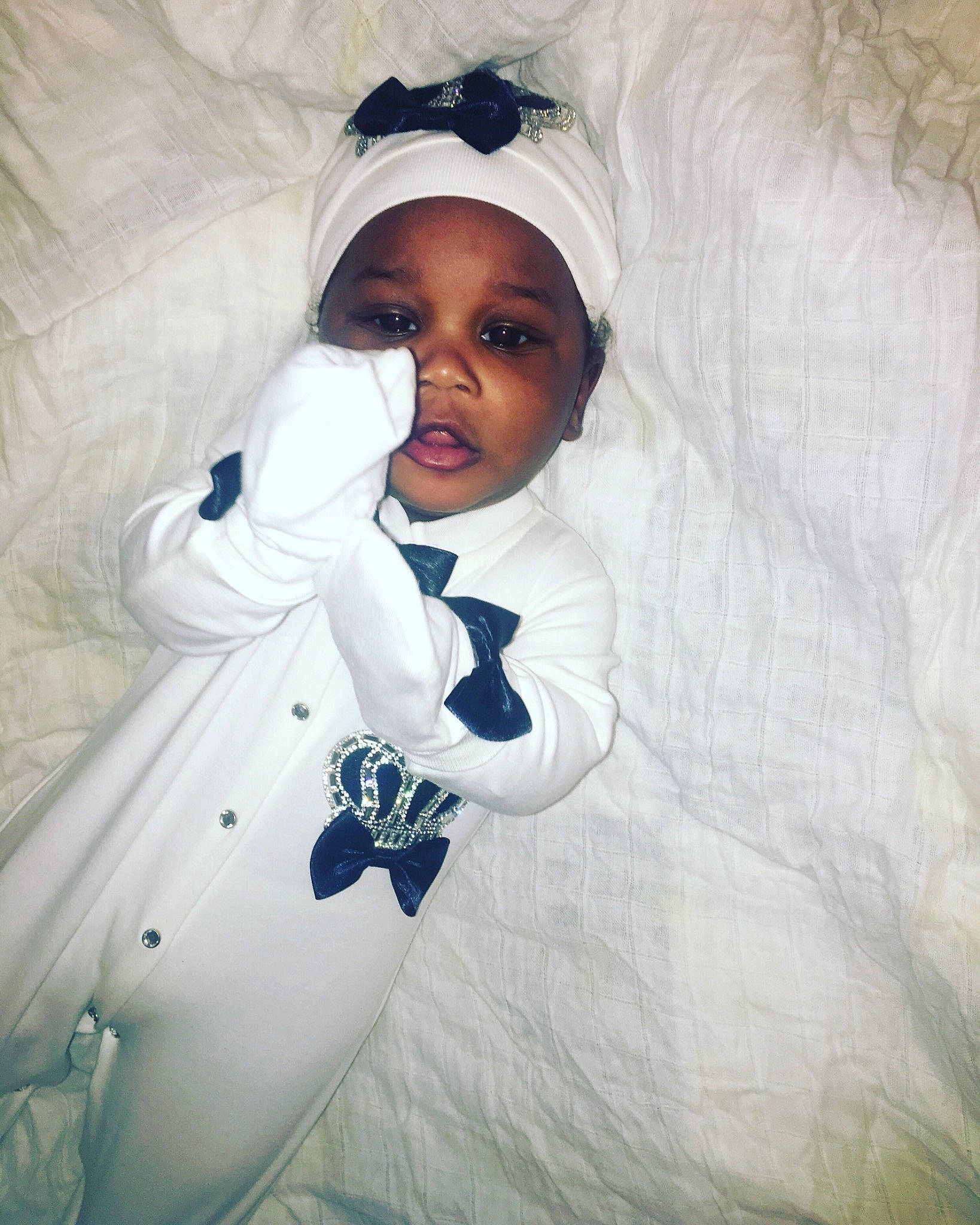 Kyngkairo is registered to the contest to win money with this photo: baby, cheek, child, cool, electronic_device, eye, fashion_accessory, forehead, hair_accessory, happy, head, headgear, person, photography, plant, skin, smile, toddler, white