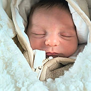 Viktor participe au concours pour gagner de l'argent avec cette photo : baby, newborn, sleeping, face, blanket, hood, clothing, soft, warm, cozy, infant, cute, peaceful, portrait, closeup, young, skin, zipper, fabric, wrapped