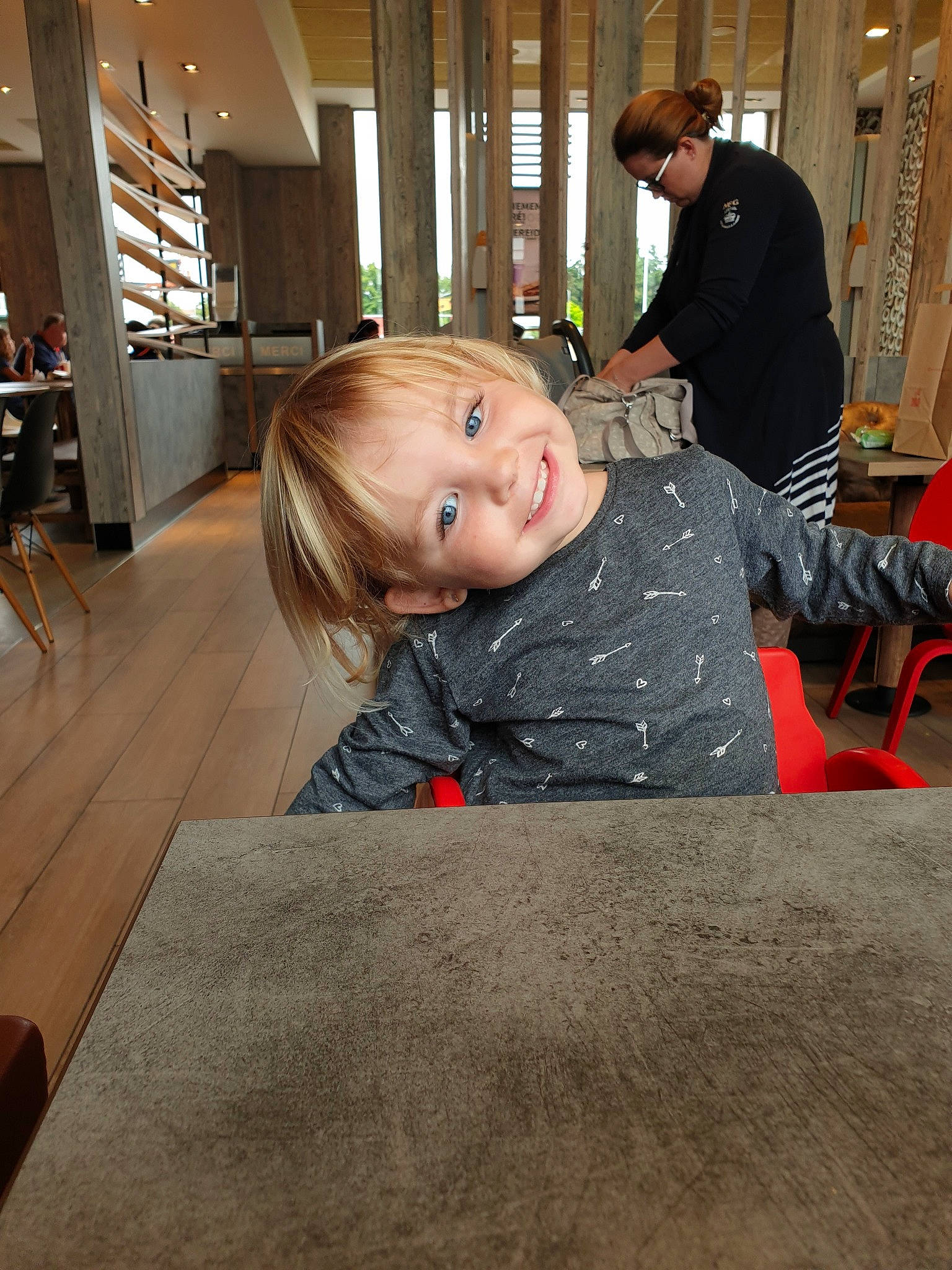 Laurélyne a rejoint le concours — aidez-le/la à gagner de superbes lots ! child, floor, flooring, hardwood, joy, person, wood, wood_flooring