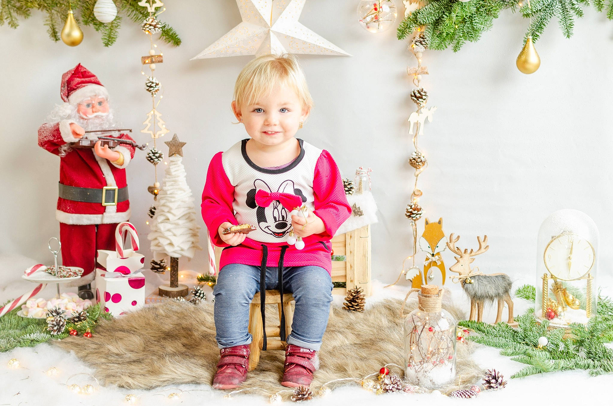 Laurélyne participe au concours pour gagner de l'argent avec cette photo : child, christmas, christmas_decoration, christmas_eve, christmas_ornament, christmas_tree, event, fictional_character, fir, happy, holiday, interior_design, joy, person, photography, pine_family, santa_claus, smile, toddler, tree