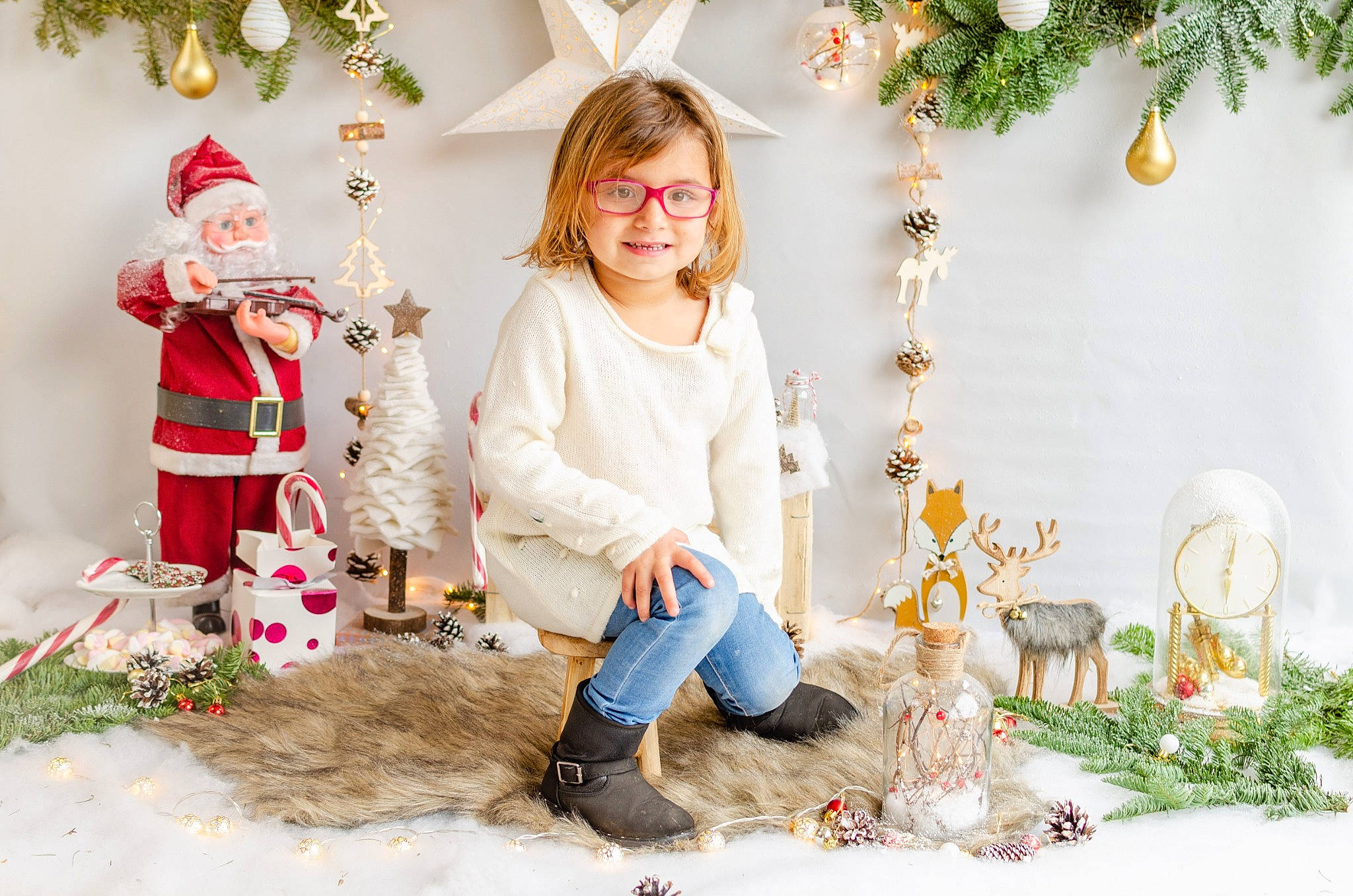 Maéva participe au concours pour gagner de l'argent avec cette photo : child, christmas, christmas_decoration, christmas_eve, christmas_ornament, christmas_tree, event, fictional_character, fir, holiday, interior_design, joy, person, pine_family, toddler, tree, winter