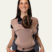 Hozayah participe au concours pour gagner de l'argent avec cette photo : woman, baby, baby_carrier, smile, portrait, black_hair, ponytails, baby_clothing, holding_baby, close_bond, parent_and_child, happy, fashion, studio, casual_wear, infant, cute, hands, face, head