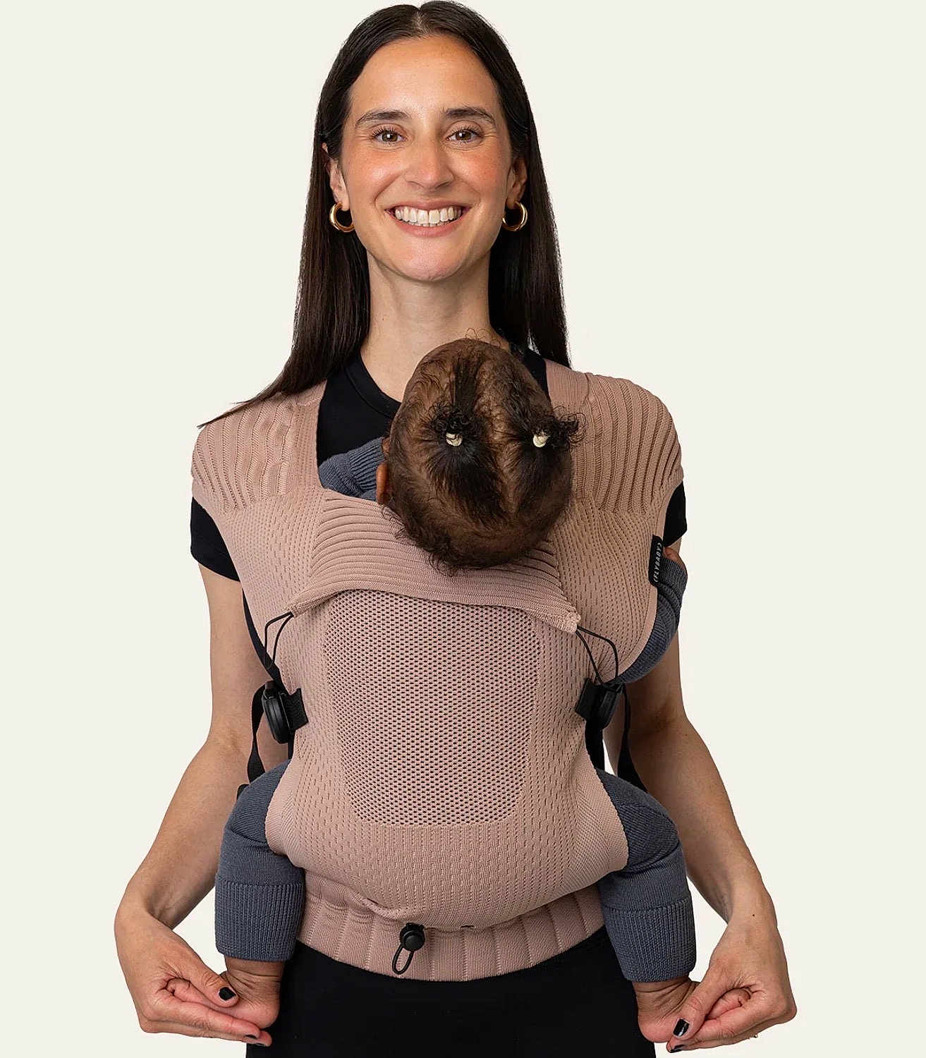 Hozayah participe au concours pour gagner de l'argent avec cette photo : woman, baby, baby_carrier, smile, portrait, black_hair, ponytails, baby_clothing, holding_baby, close_bond, parent_and_child, happy, fashion, studio, casual_wear, infant, cute, hands, face, head