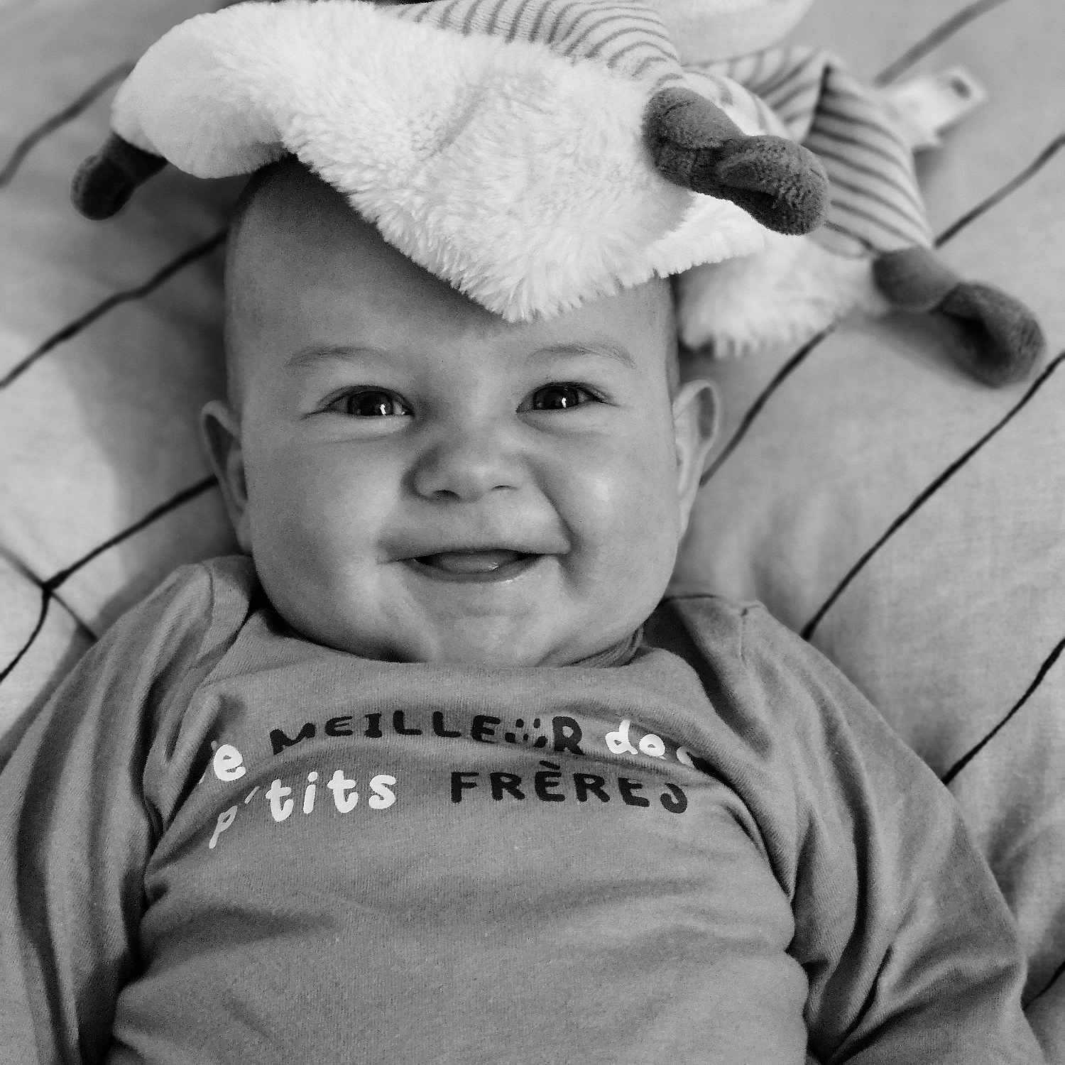 Léo a rejoint le concours — aidez-le/la à gagner de superbes lots ! baby, babylaughing, baseballcap, bodypart, cap, clothing, cushion, face, finger, hand, happy, hat, head, homedecor, mouth, person, photography, portrait, smile, t_shirt