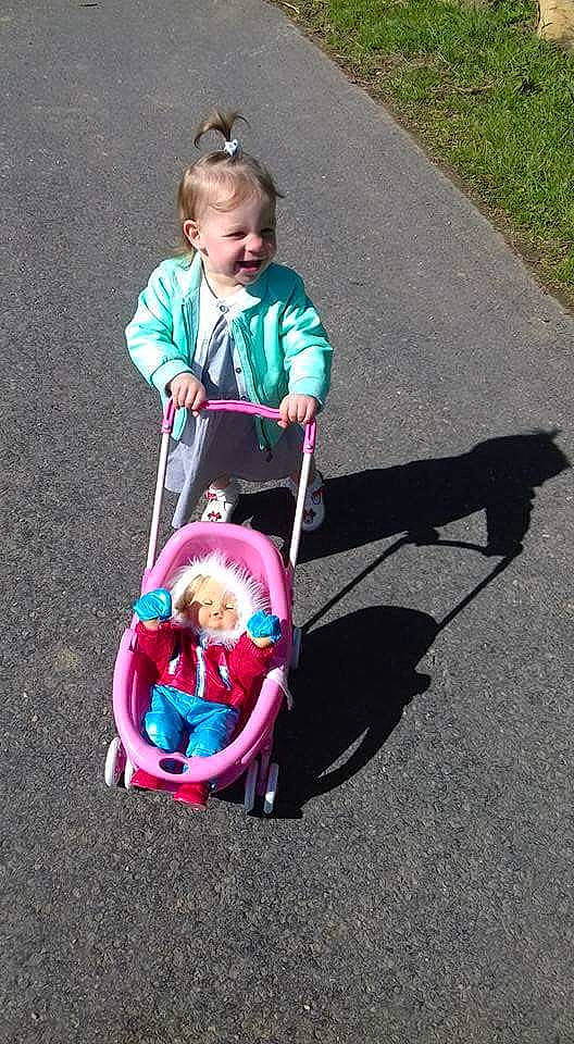 Ines participe au concours pour gagner de l'argent avec cette photo : baby_carriage, baby_products, bicycle_accessory, child, day, fun, land_vehicle, outdoor_play_equipment, person, pink, play, playground, product, public_space, recreation, toddler, toy, tricycle, vacation, vehicle