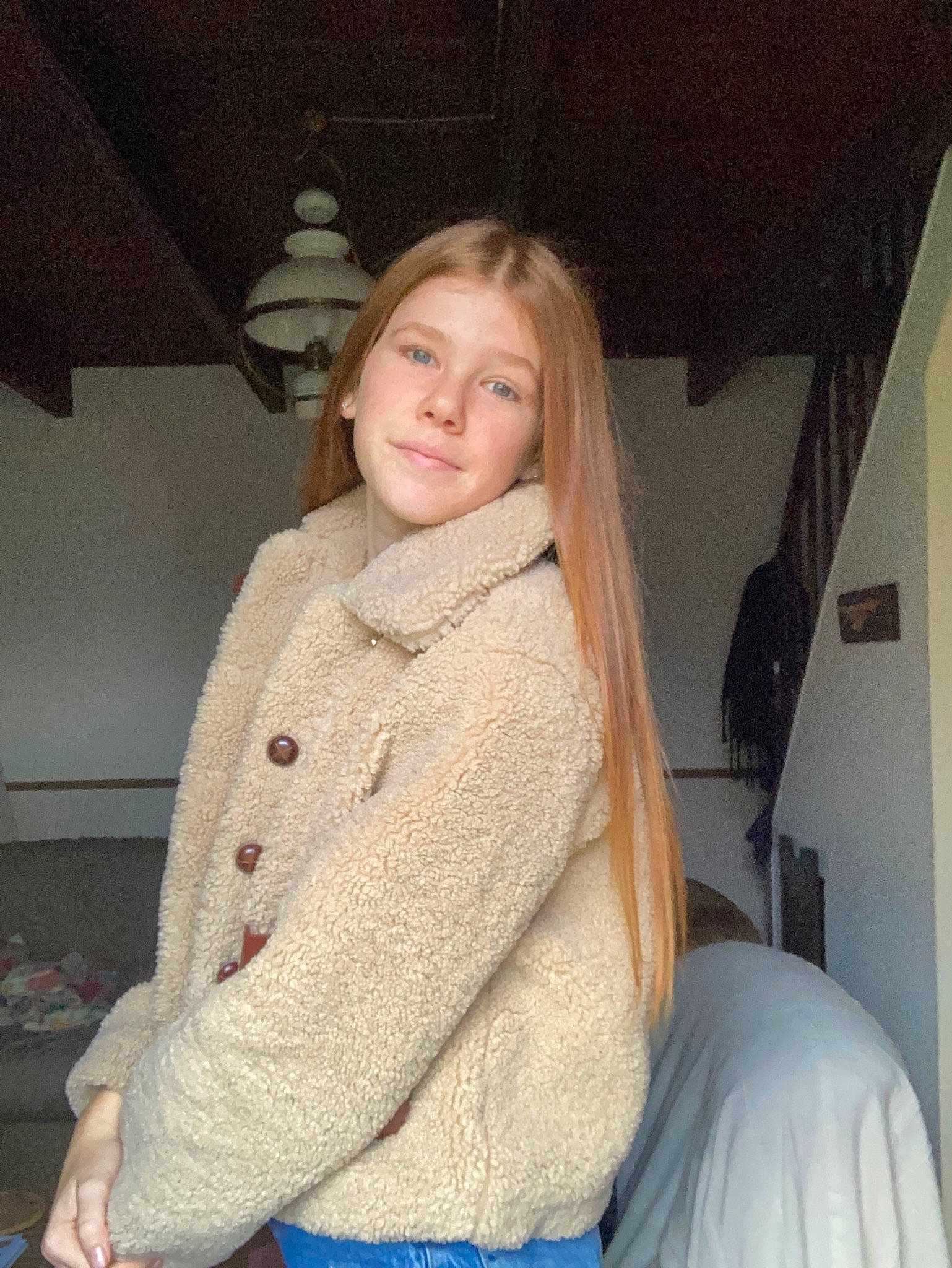 Virginie a rejoint le concours — aidez-le/la à gagner de superbes lots ! blond, brown_hair, comfort, cool, electric_blue, facial_expression, fashion_design, flash_photography, flooring, fun, iris, layered_hair, long_hair, neck, person, shawl, shoulder, skin, sleeve, stole