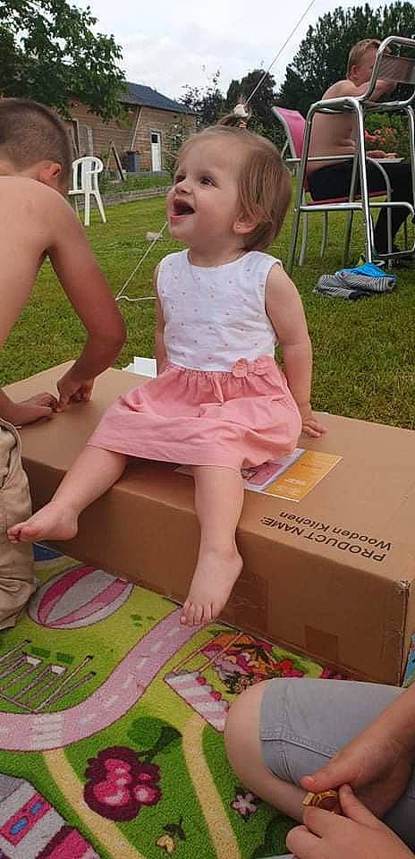 Nora a rejoint le concours — aidez-le/la à gagner de superbes lots ! baby_toddler_clothing, chair, child, fun, grass, green, hairstyle, human_body, human_leg, joint, leisure, people, person, pink, skin, smile, snapshot, summer, thigh, toddler