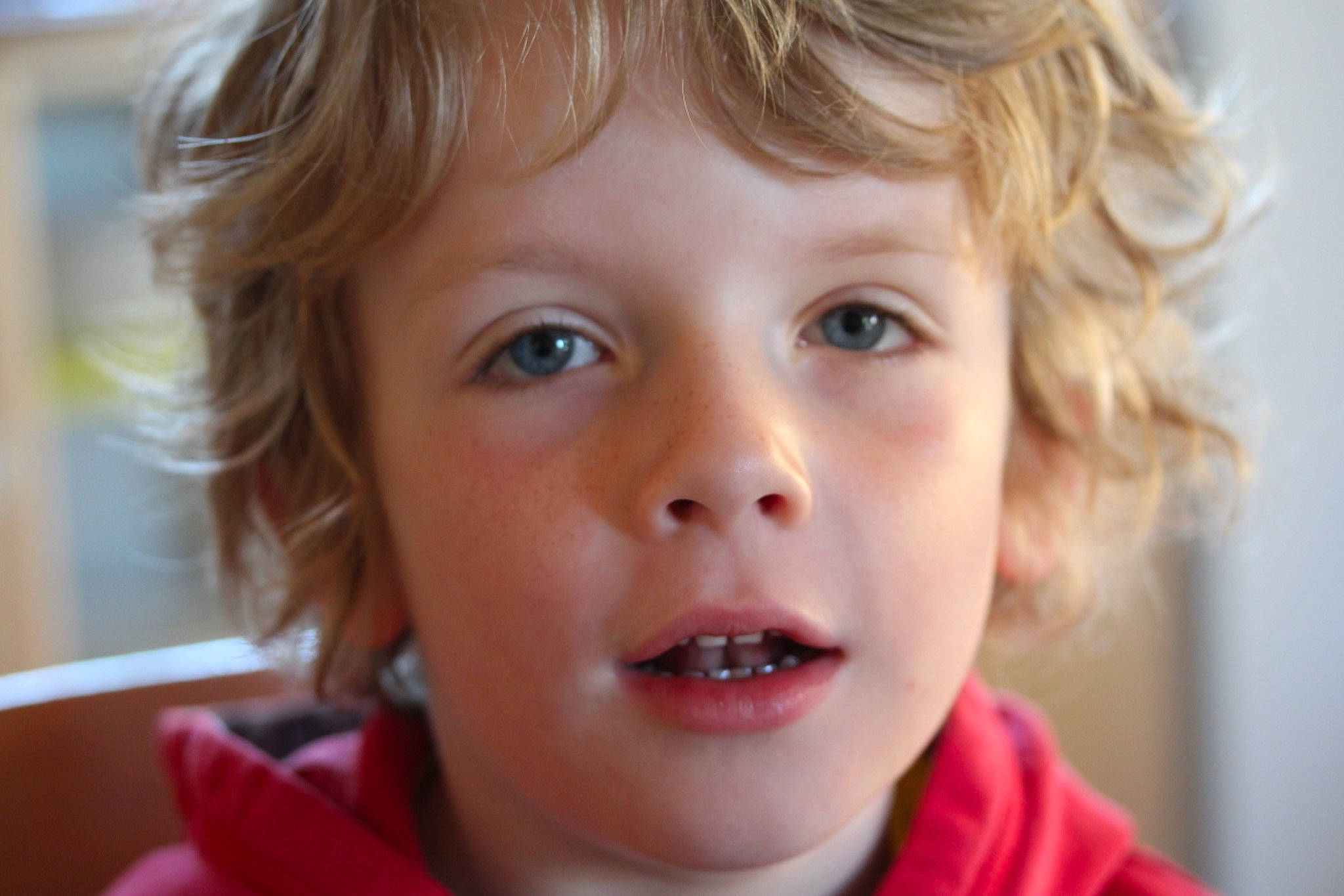 Thibaut a rejoint le concours — aidez-le/la à gagner de superbes lots ! bangs, blond, cheek, chin, ear, eyebrow, eyelash, happy, human_body, iris, jaw, lip, mouth, neck, nose, organ, person, skin, toddler, tooth