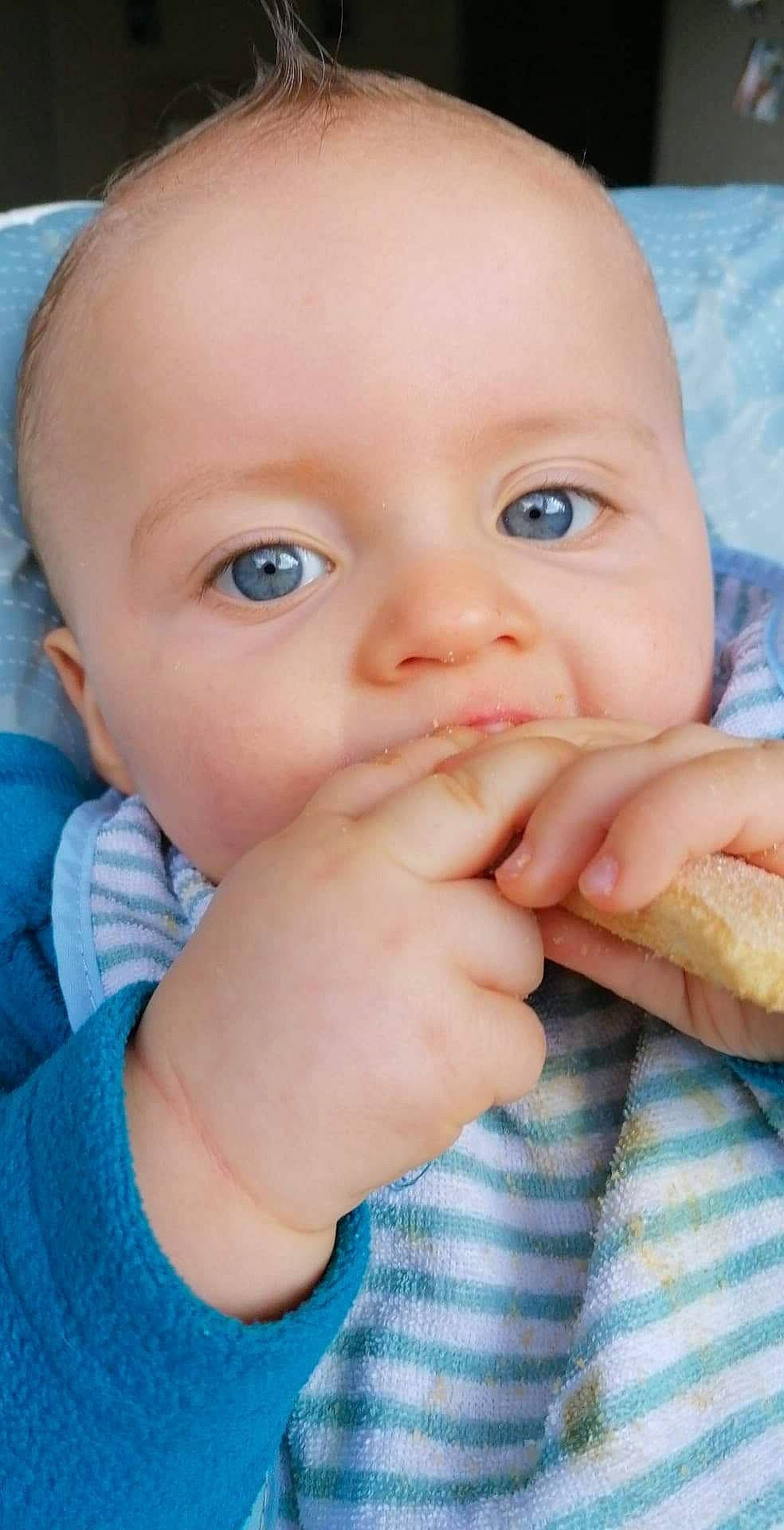 Meyson participe au concours pour gagner de l'argent avec cette photo : baby, baby_making_funny_faces, cheek, child, chin, close_up, eye, face, finger, forehead, gesture, hand, head, lip, mouth, nose, person, skin, smile, thumb