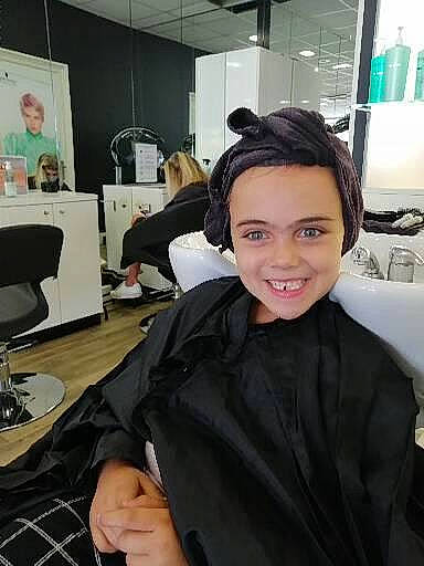 Athénais participe au concours pour gagner de l'argent avec cette photo : beauty_salon, black_hair, blurred, chair, computer_keyboard, desk, employment, eyebrow, fashion_design, formal_wear, hairstyle, happy, input_device, job, joy, makeover, office_chair, peripheral, person, sleeve