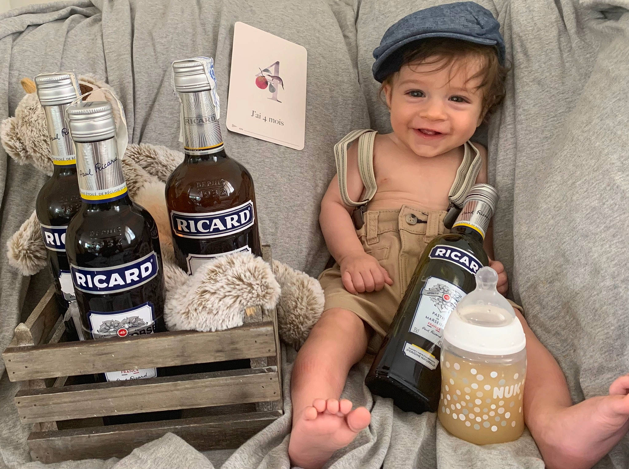 Loan participe au concours pour gagner de l'argent avec cette photo : baby, baseball_cap, beauty, bottle, bottle_cap, cap, distilled_beverage, drink, drinkware, fluid, glass_bottle, hand, joy, nail, person, plastic_bottle, product, skin, smile, thumb