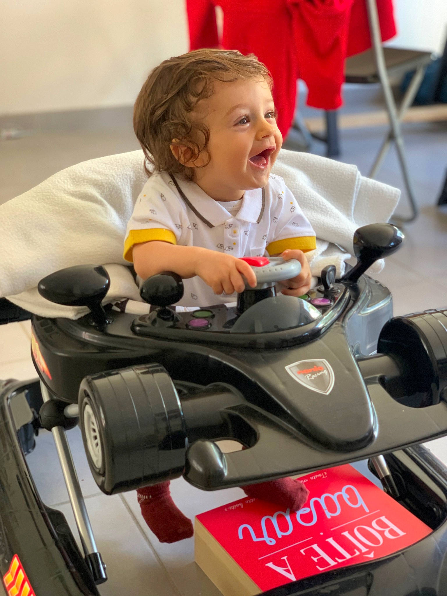 Loan a rejoint le concours — aidez-le/la à gagner de superbes lots ! automotive_design, baby, baby_carriage, baby_products, carmine, chair, child, comfort, driving, engineering, motor_vehicle, person, play, recreation, red, riding_toy, sitting, smile, sports, toddler