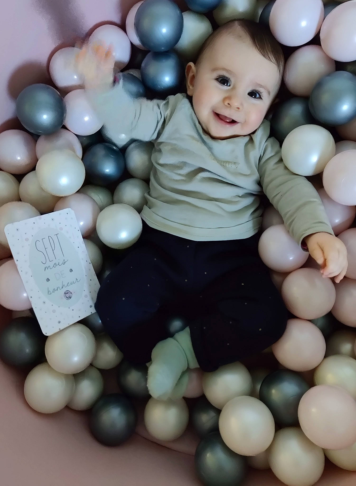 Léna a rejoint le concours — aidez-le/la à gagner de superbes lots ! baby_toddler_clothing, balloon, beauty, child, event, facial_expression, fun, happy, human, joy, organ, people, person, photograph, product, sleeve, smile, snapshot, sweetness, toddler
