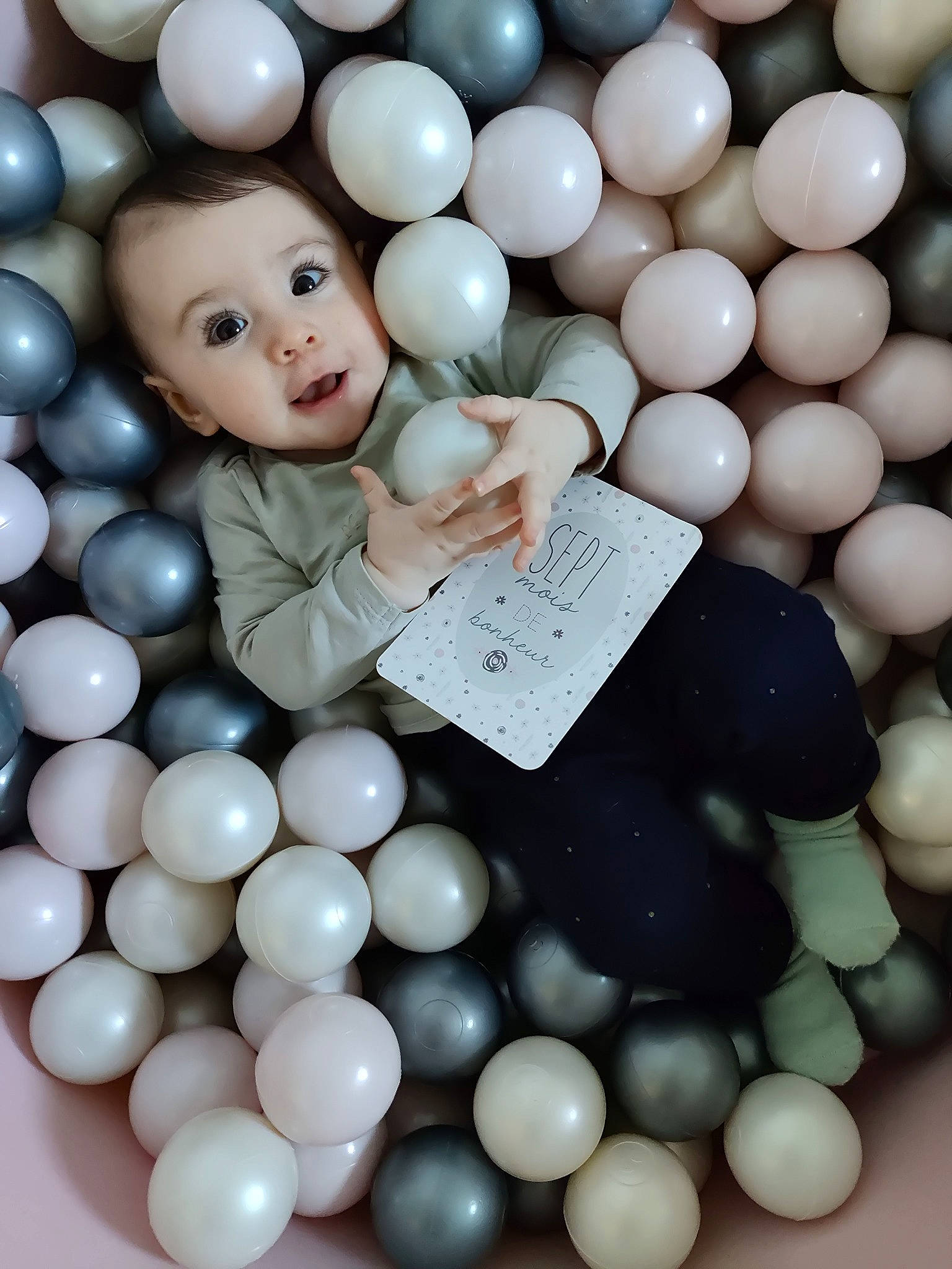 Léna a rejoint le concours — aidez-le/la à gagner de superbes lots ! art, child, circle, event, facial_expression, fashion_accessory, font, gesture, happy, heart, illustration, love, material_property, pattern, people, person, photograph, product, still_life_photography, toy