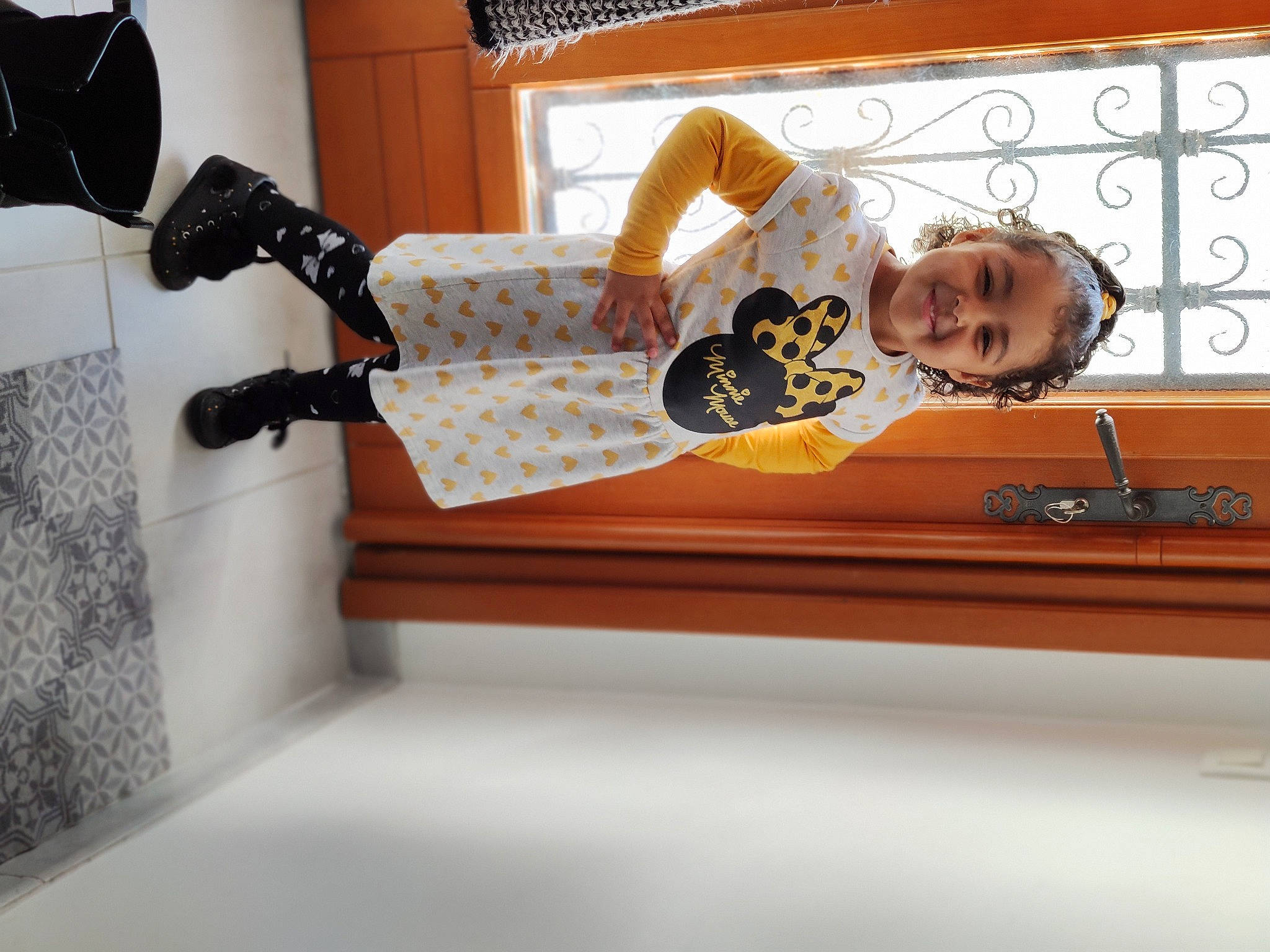 Noëlhy a rejoint le concours — aidez-le/la à gagner de superbes lots ! baby, bedding, comfort, couch, eyewear, flooring, font, hardwood, joy, linens, living_room, pattern, person, pillow, rectangle, room, sitting, smile, sofa_bed, studio_couch