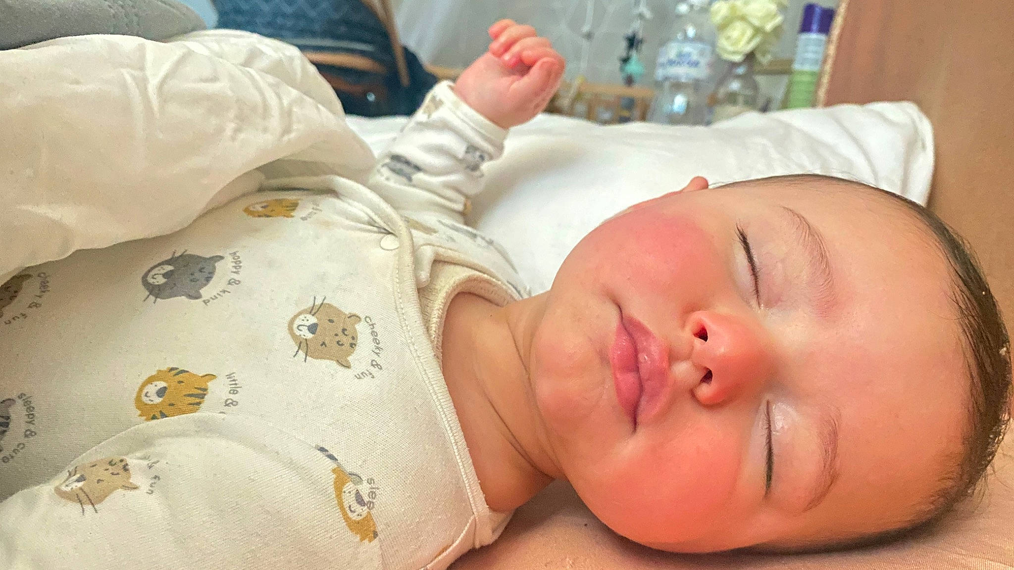 Amir a rejoint le concours — aidez-le/la à gagner de superbes lots ! baby, baby_sleeping, baby_toddler_clothing, bedtime, cheek, child, comfort, eyelash, mouth, nose, pattern, person, portrait_photography, room, skin, sleep, sleeve, toddler