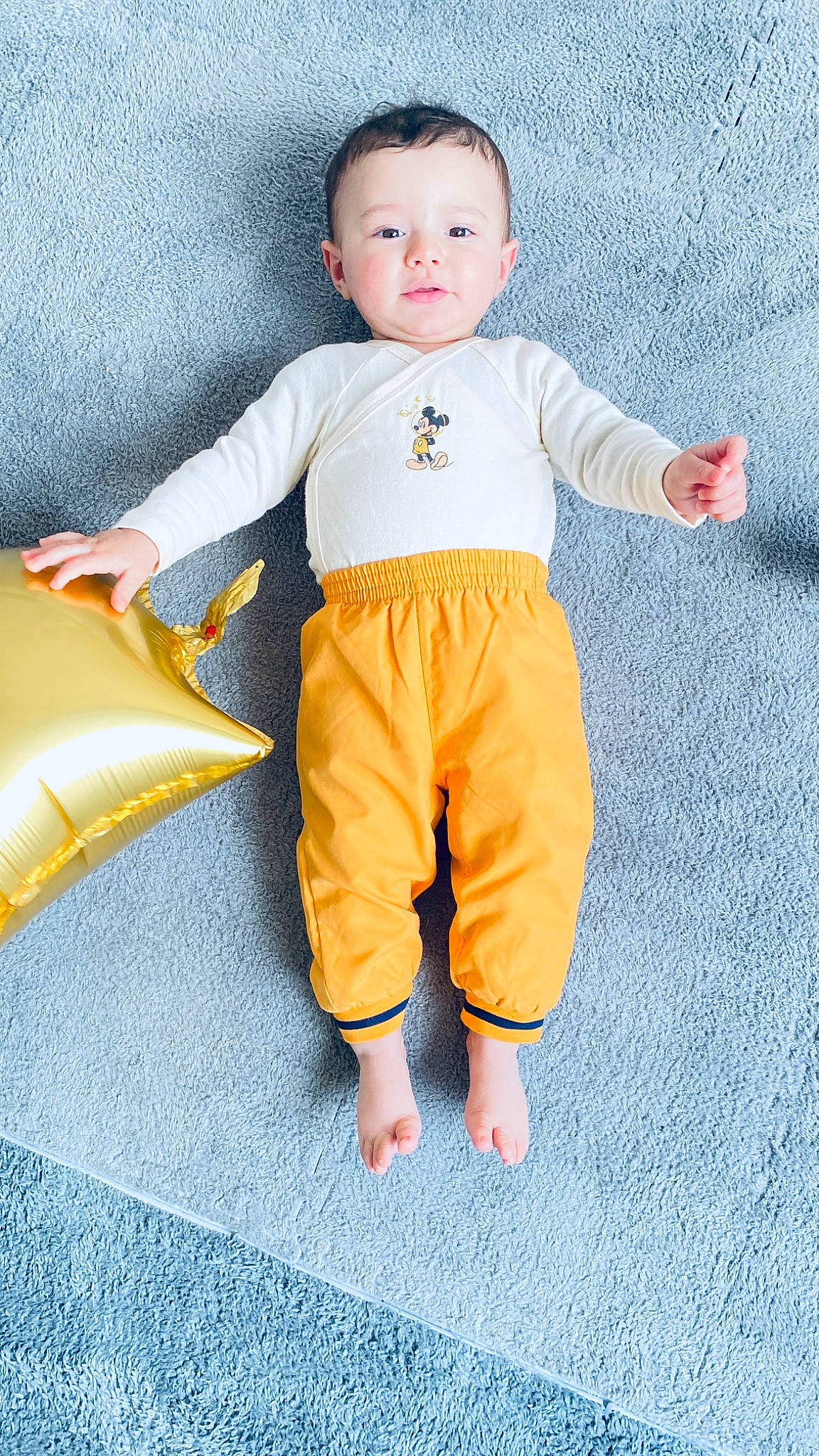 Amir a rejoint le concours — aidez-le/la à gagner de superbes lots ! baby, baby_toddler_clothing, barefoot, child, comfort, eye, face, finger, flooring, gesture, hair, happy, head, human_body, leg, orange, person, sleeve, sportswear, t_shirt