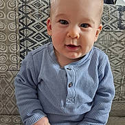 Timéo a rejoint le concours — aidez-le/la à gagner de superbes lots ! toddler, child, baby, blue_shirt, jeans, sitting, couch, patterned_fabric, indoor, portrait, smiling, cute, face, hands, short_hair, light, casual_clothing, young_child, home, curious