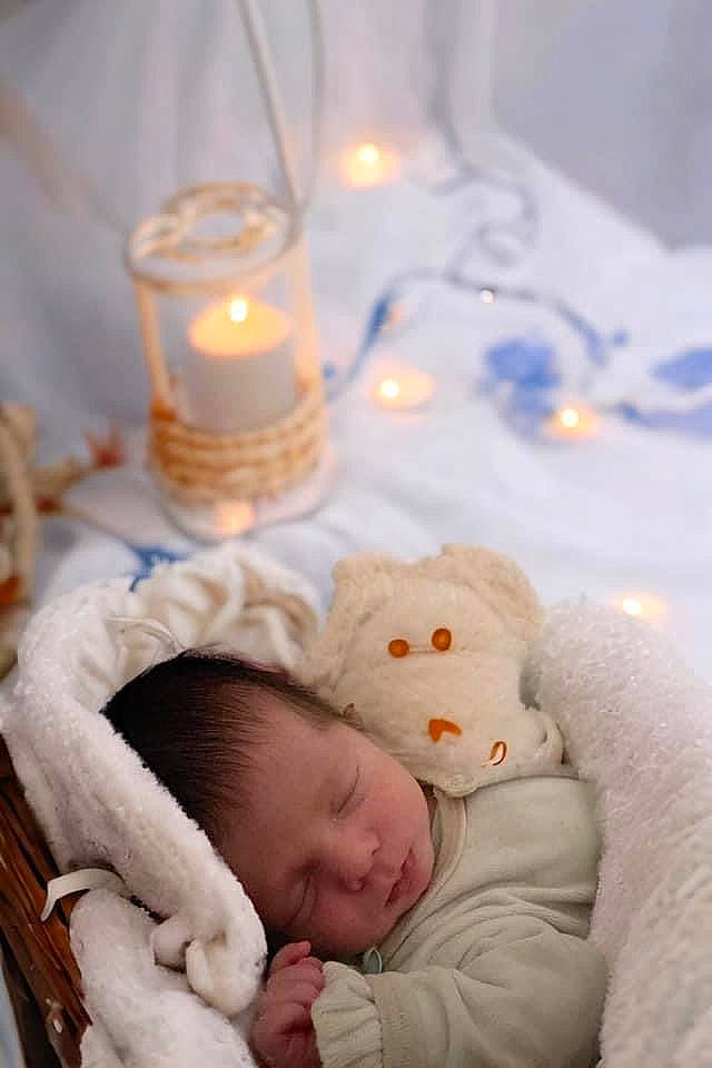 Maylan a rejoint le concours — aidez-le/la à gagner de superbes lots ! baby, baby_products, baby_sleeping, baby_toddler_clothing, bedtime, candle, candle_holder, child, comfort, event, finger, hand, human_body, linens, person, room, skin, tableware, textile, toddler