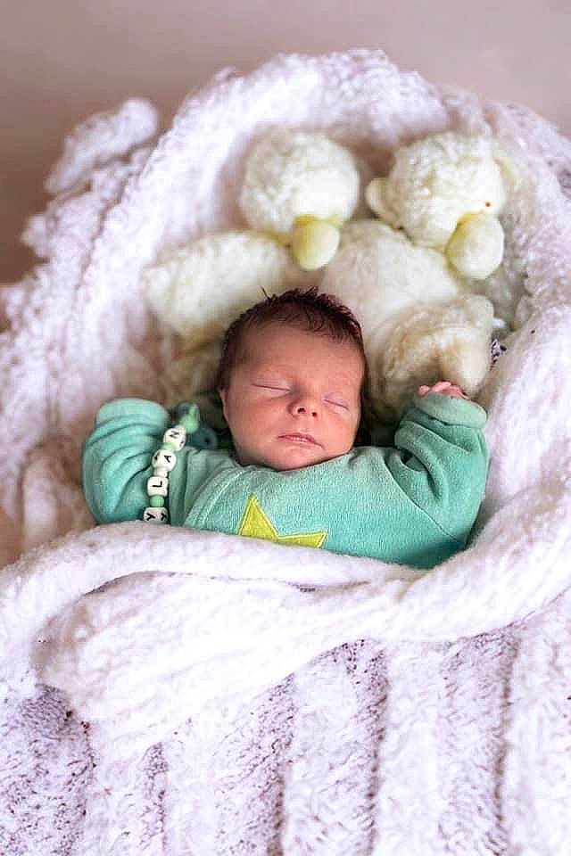 Maylan participe au concours pour gagner de l'argent avec cette photo : baby, baby_products, baby_safety, baby_sleeping, baby_toddler_clothing, bedding, bedtime, cheek, child, comfort, face, fur, head, knitting, linens, nap, person, sleep, textile, toddler
