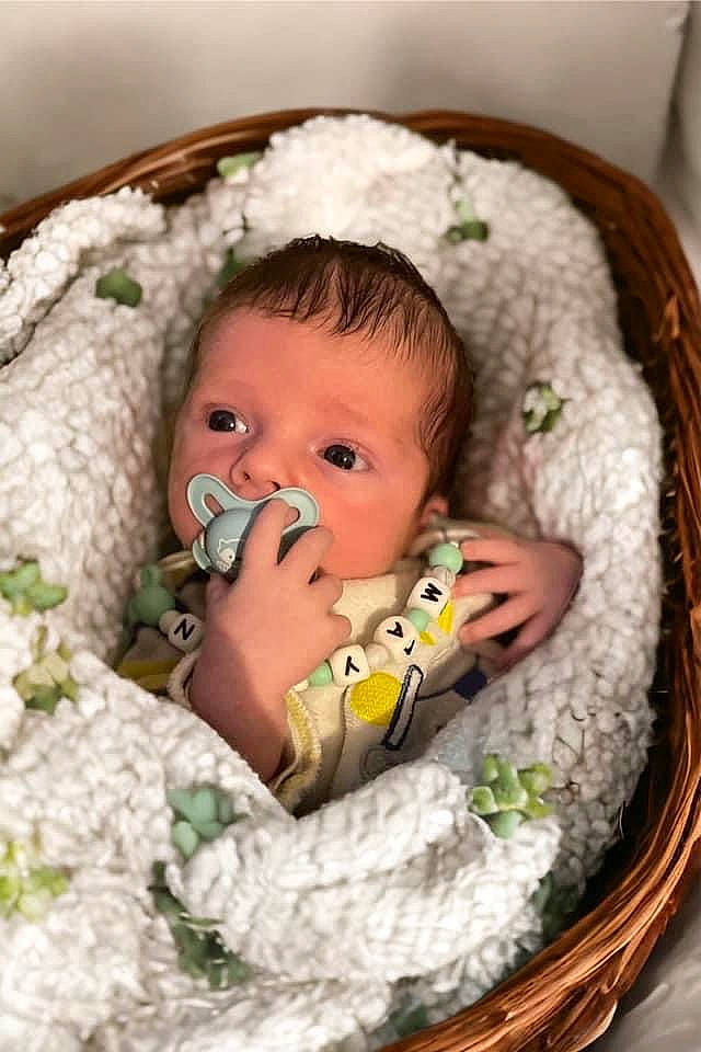 Maylan participe au concours pour gagner de l'argent avec cette photo : baby, baby_products, baby_safety, baby_toddler_clothing, chair, cheek, child, comfort, eye, grass, happy, head, iris, linens, person, sitting, skin, textile, toddler, wool