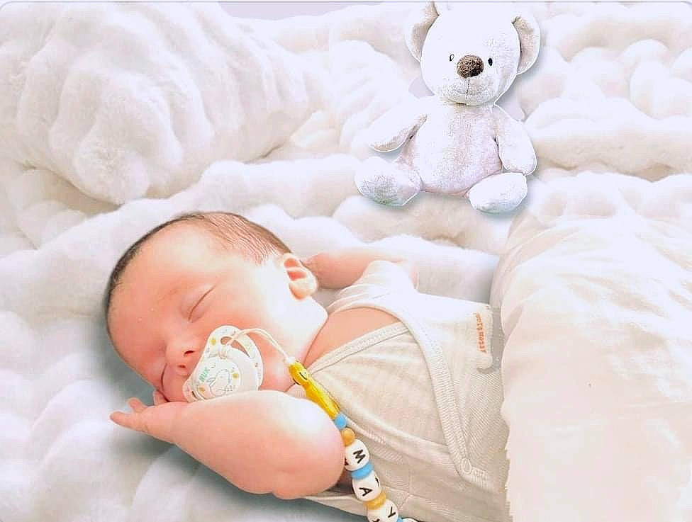 Maylan a rejoint le concours — aidez-le/la à gagner de superbes lots ! baby, baby_products, baby_sleeping, baby_toddler_clothing, bedding, cheek, child, comfort, facial_expression, head, linens, organ, person, product, skin, stuffed_toy, teddy_bear, textile, toddler, toy