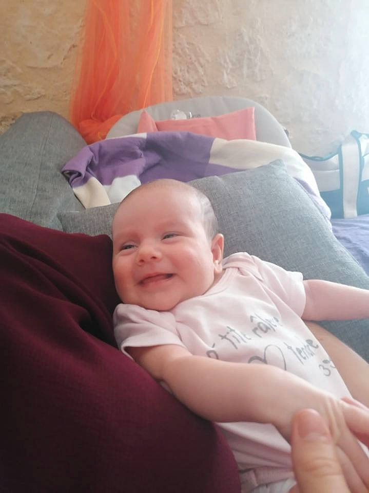 Victoria a rejoint le concours — aidez-le/la à gagner de superbes lots ! baby, baby_products, cheek, child, eye, face, family, furniture, iris, joy, leg, nose, people, person, pink, plant, product, skin, sleep, smile